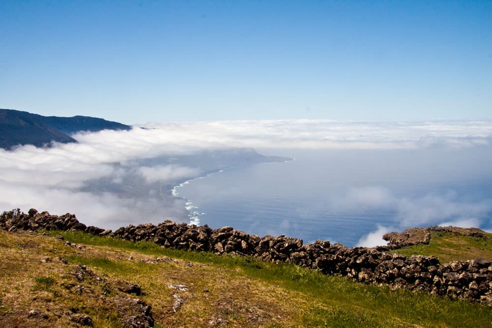 Circular hike – Mirador de La Peña, green plateau and a steep break-off edge