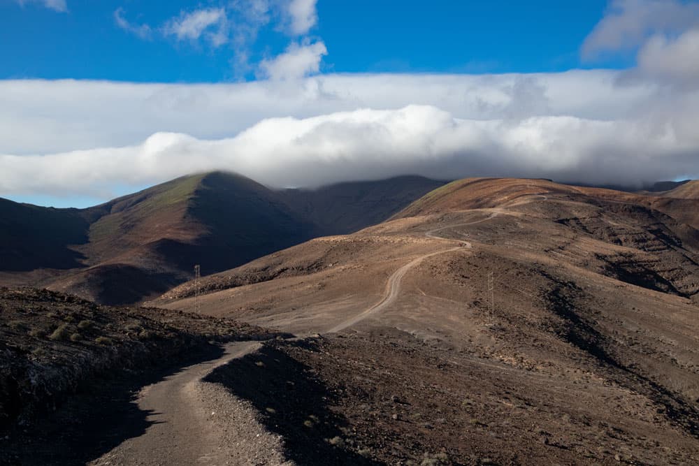 hiking trail to the summit of Pico de la Zarza over the ridge
