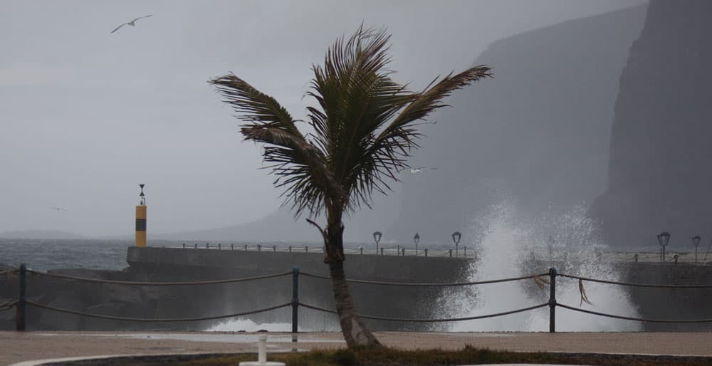 Hiking - storm and high waves - Tenerife