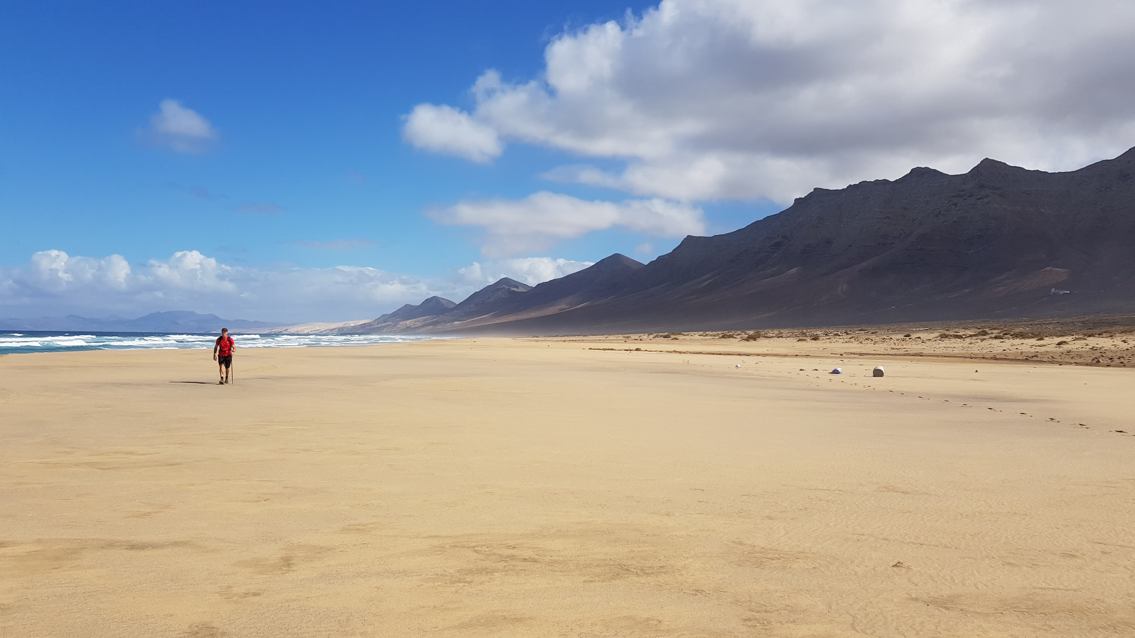 endless sandy beach at Roque del Moro