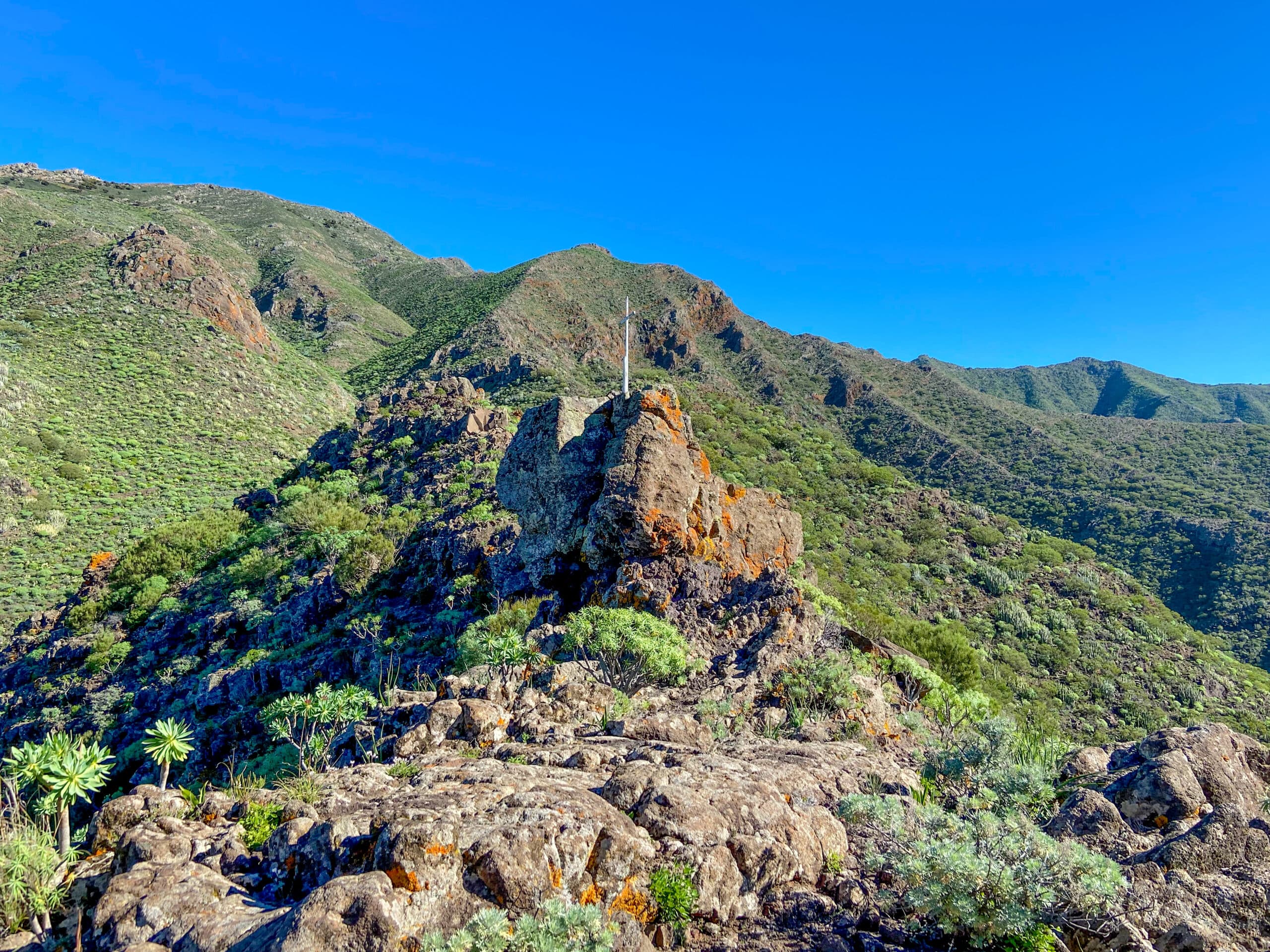 en la cresta de la cruz de la cumbre por encima de Los Carrizales