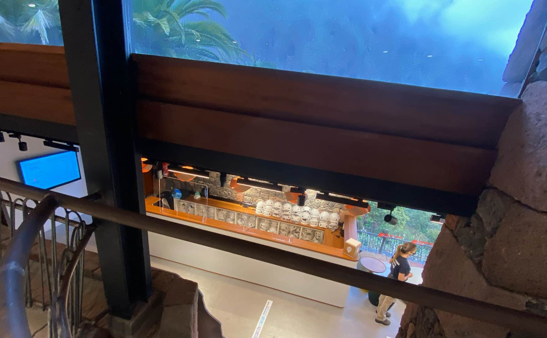 am "Tresen" gibt es Kontrolle und Helme