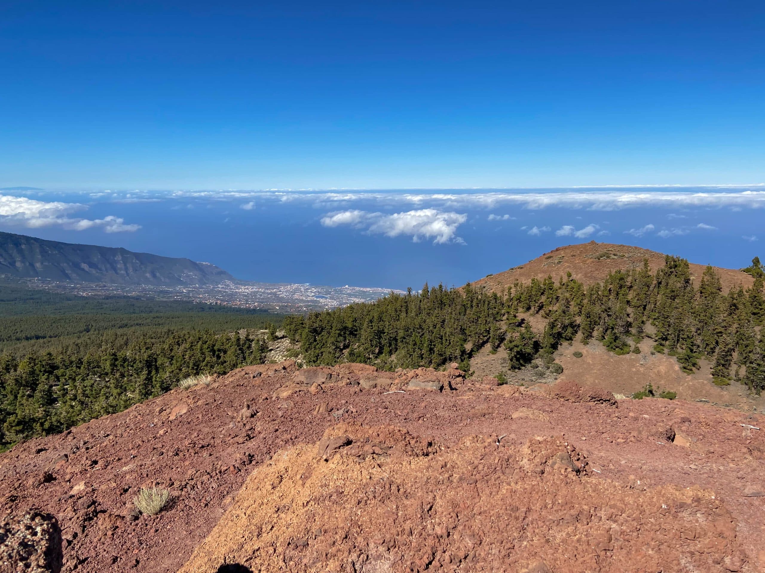 Vista desde Montaña Limón - el sendero continúa hasta el pico de la costa