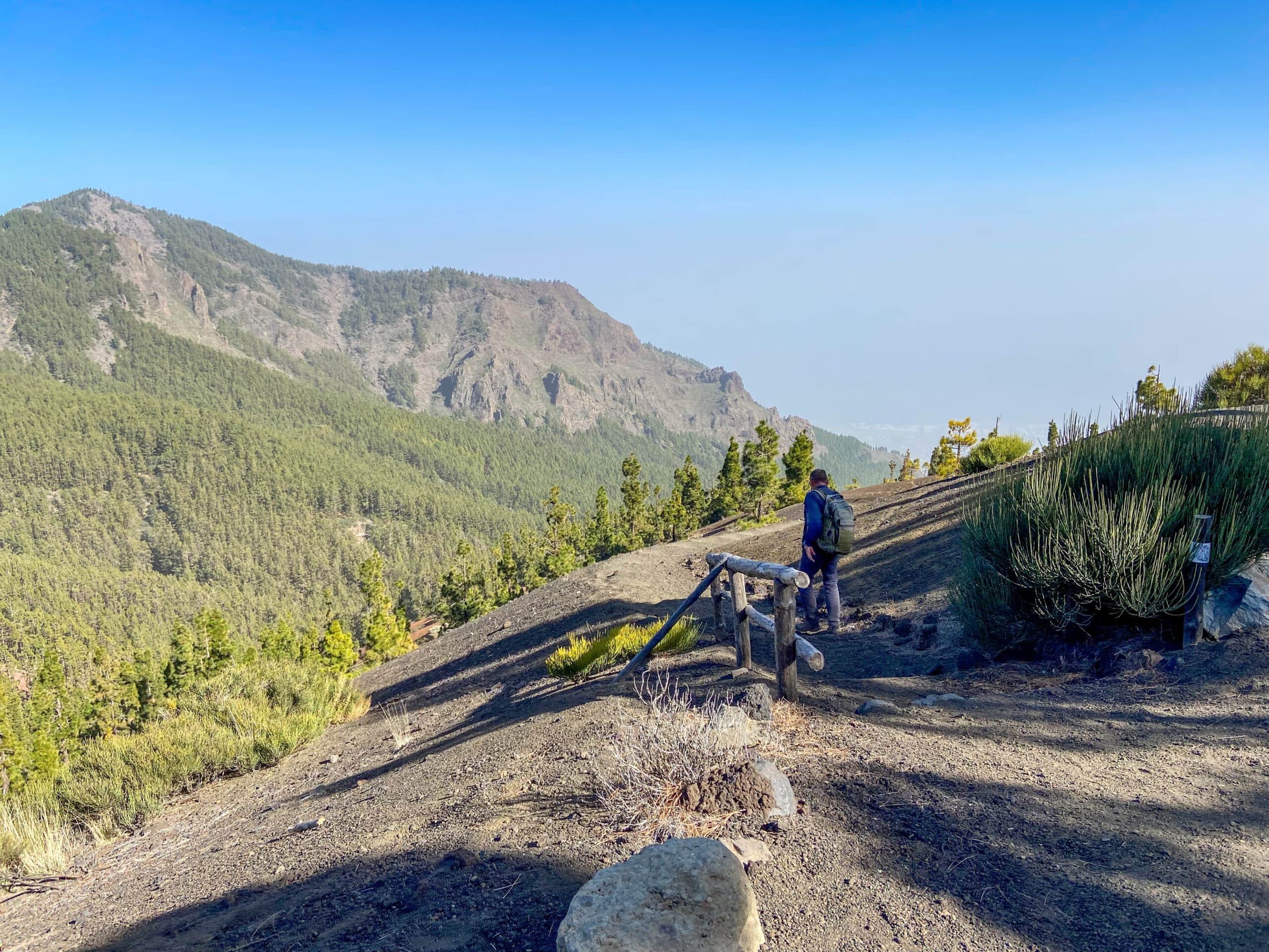 Wanderer auf dem Pilgerweg nahe Mirador Crucita (Abstieg in Richtung Güimar)