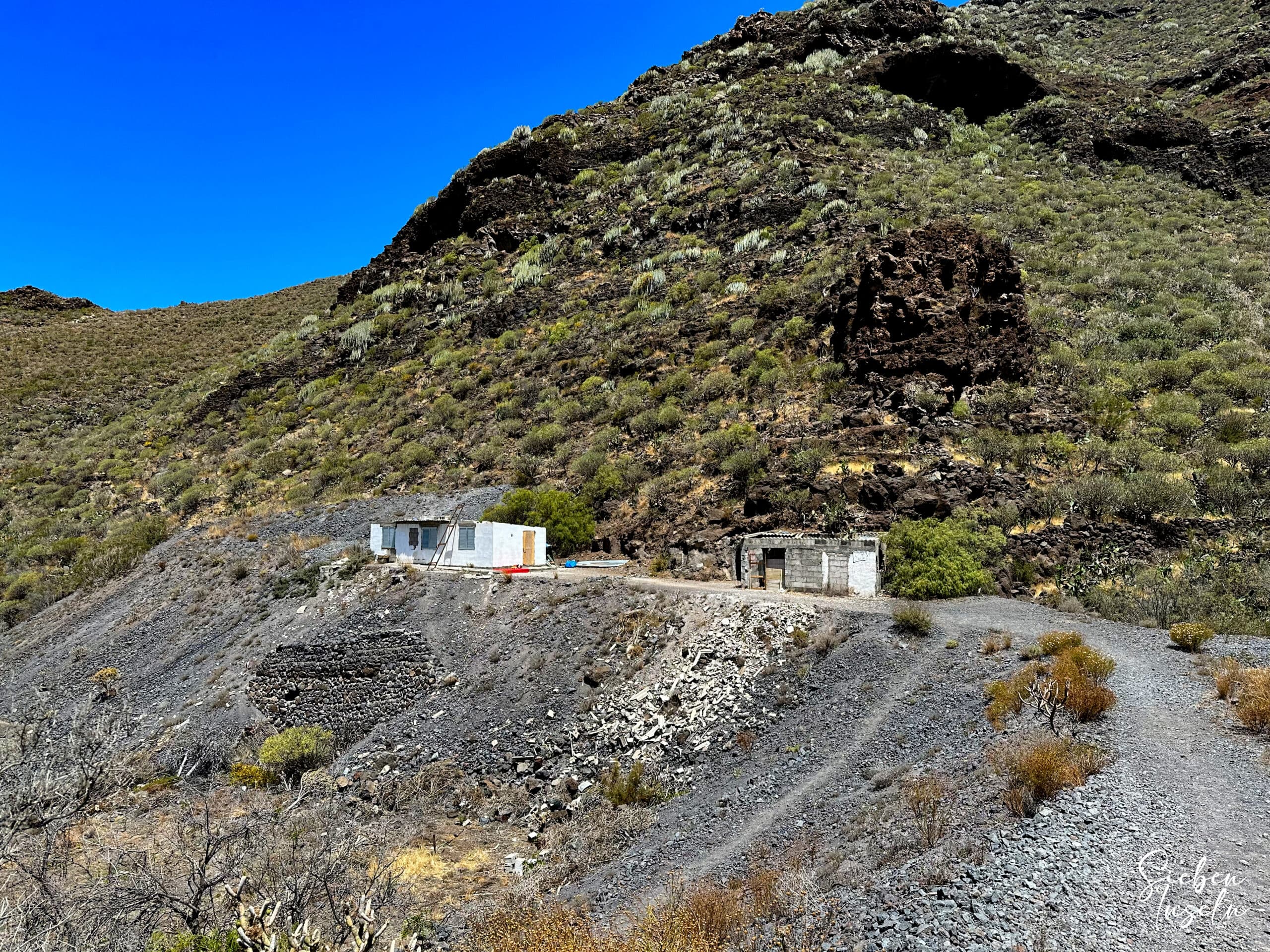 Las nuevas casitas a la entrada del túnel de Tamaimo medio