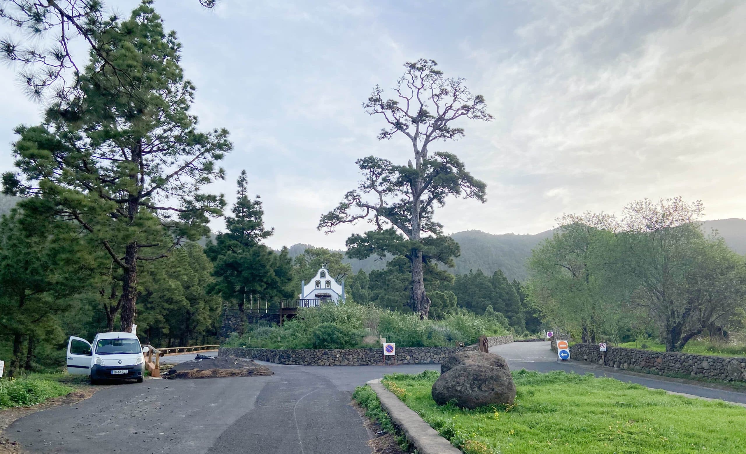 Punto de partida de la caminata La Crucita frente a la iglesia Virgen del Pino