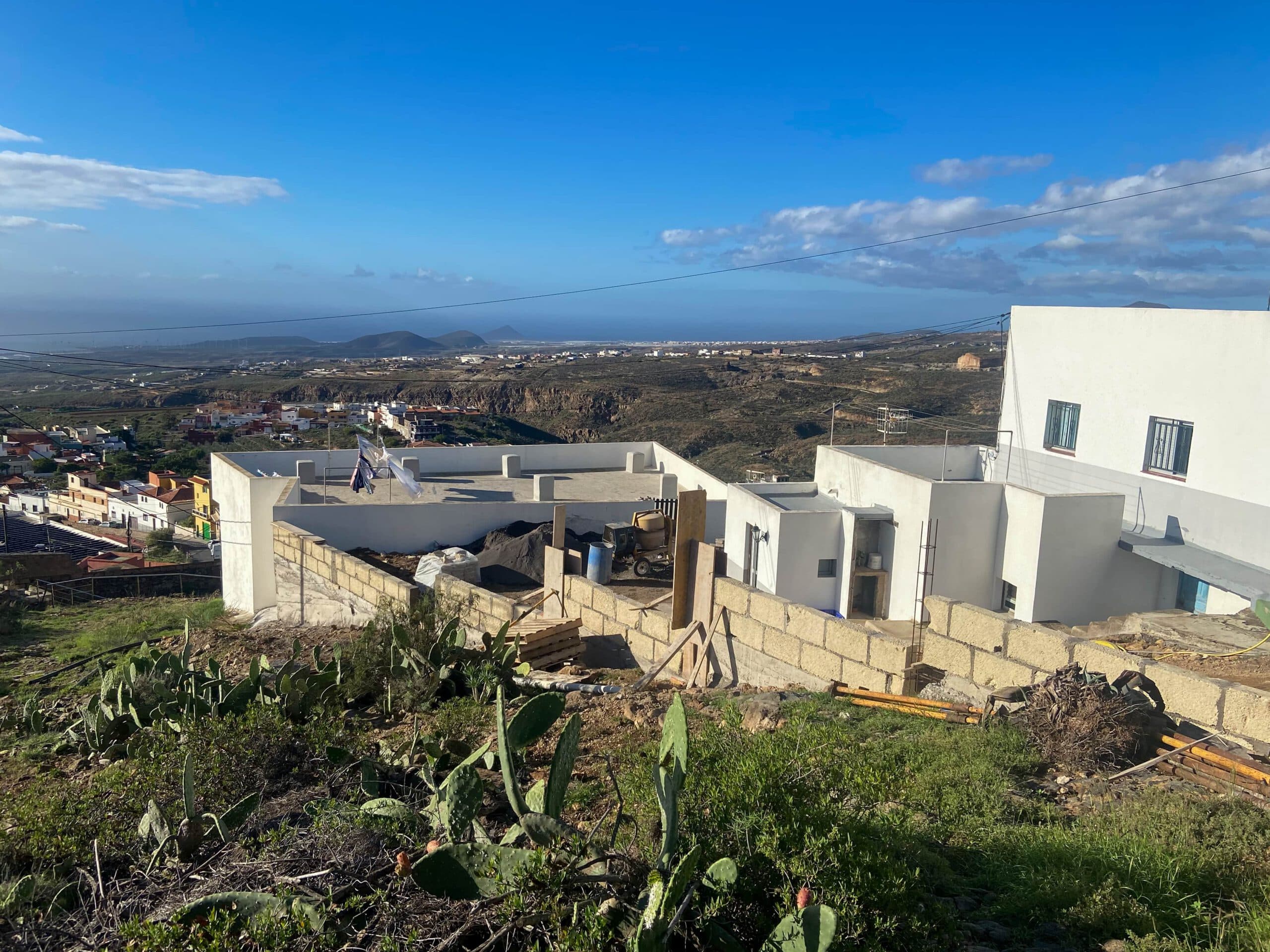 Vista de El Río sobre la costa y el Océano Atlántico desde la ruta de senderismo