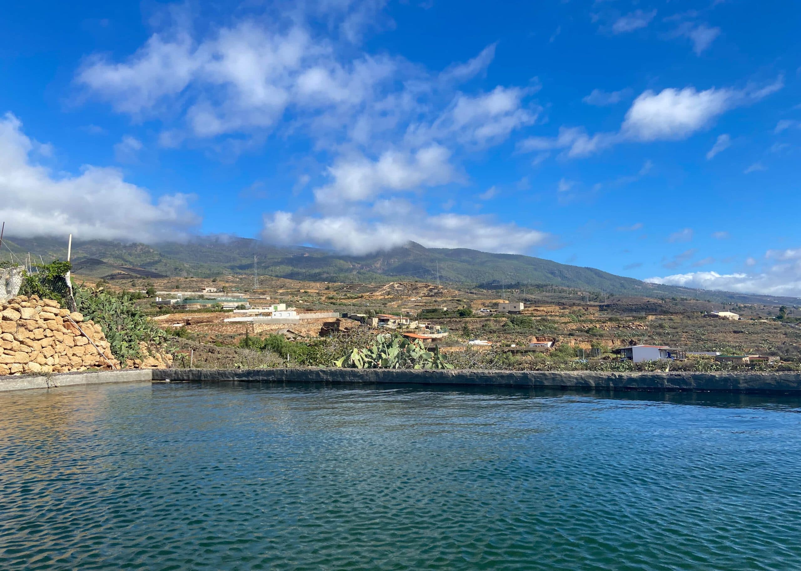 Vista desde la ruta de senderismo en Cisnera sobre un depósito de agua hasta las Cañadas