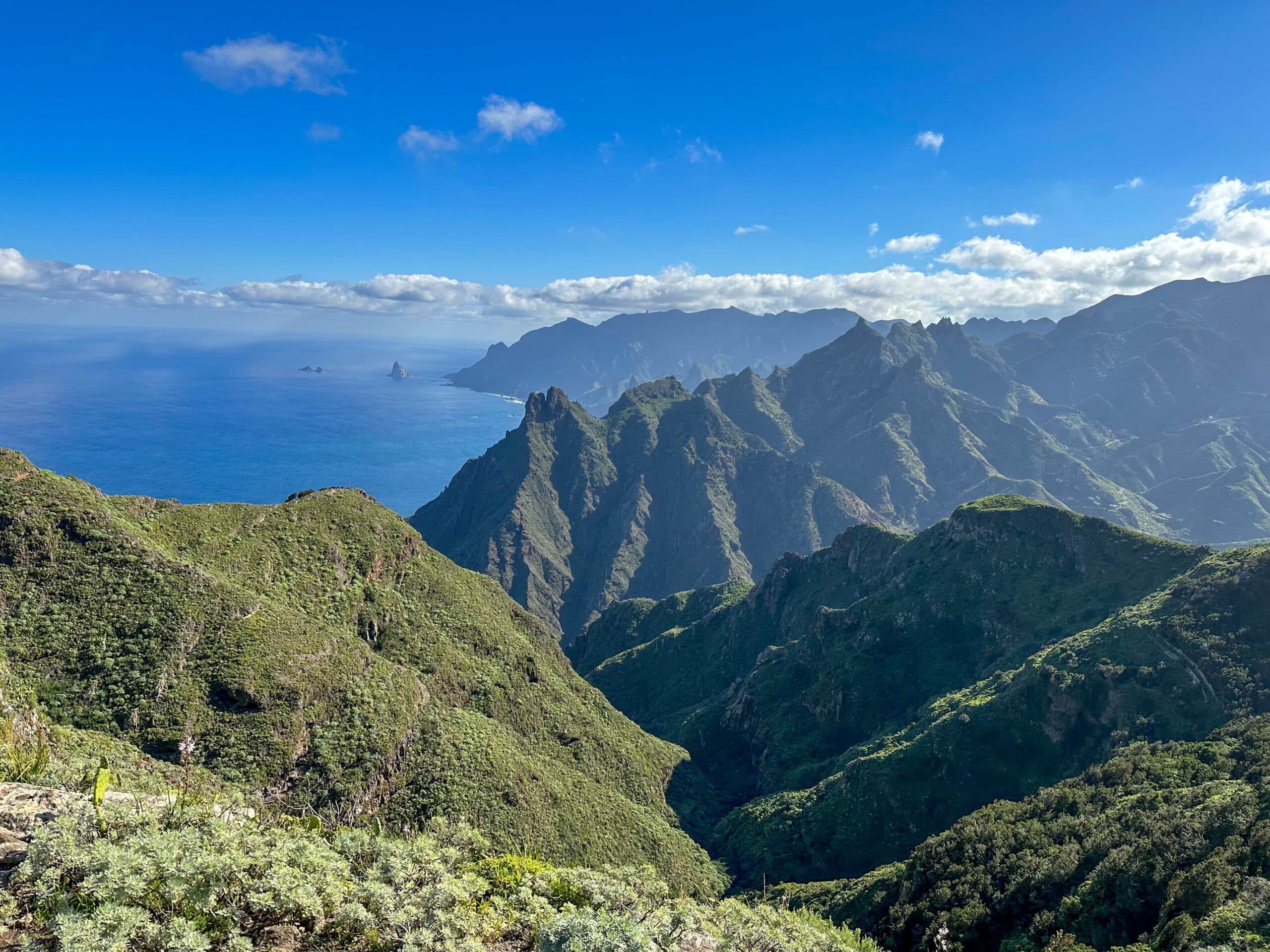 Vista desde el sendero circular Roque Taborno hacia la costa y los Montes de Anaga Oeste