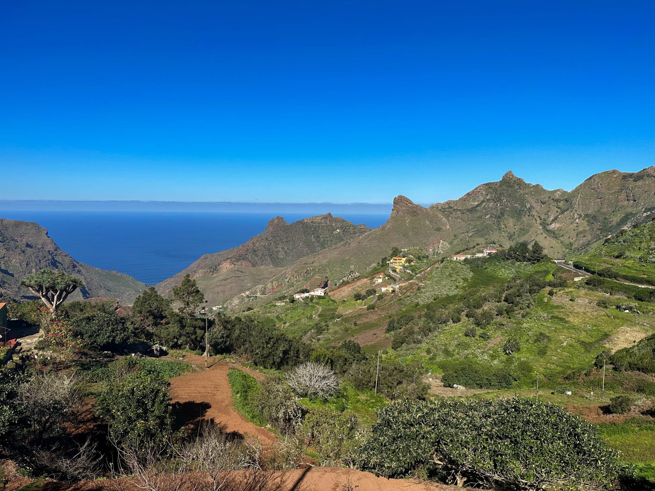 justo antes del punto donde el camino de subida se encuentra con la carretera en Roque Negro
