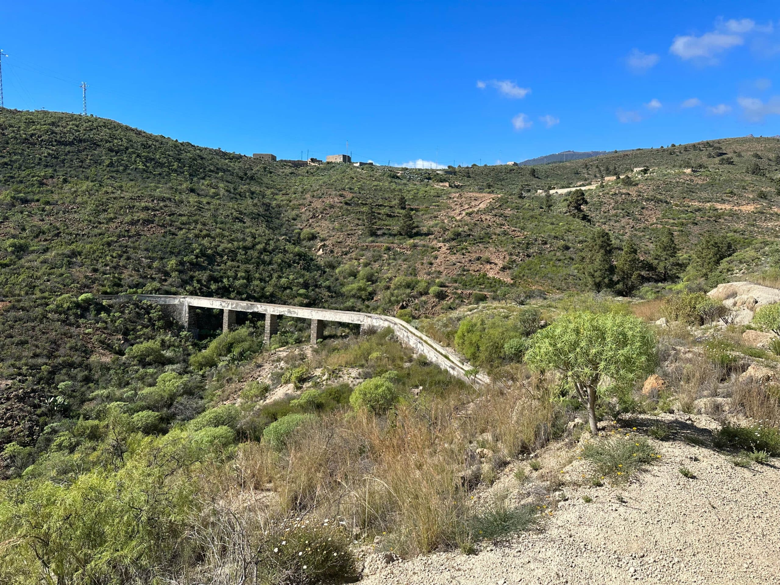 Tubería de agua junto al camino cerca de Las Rosas