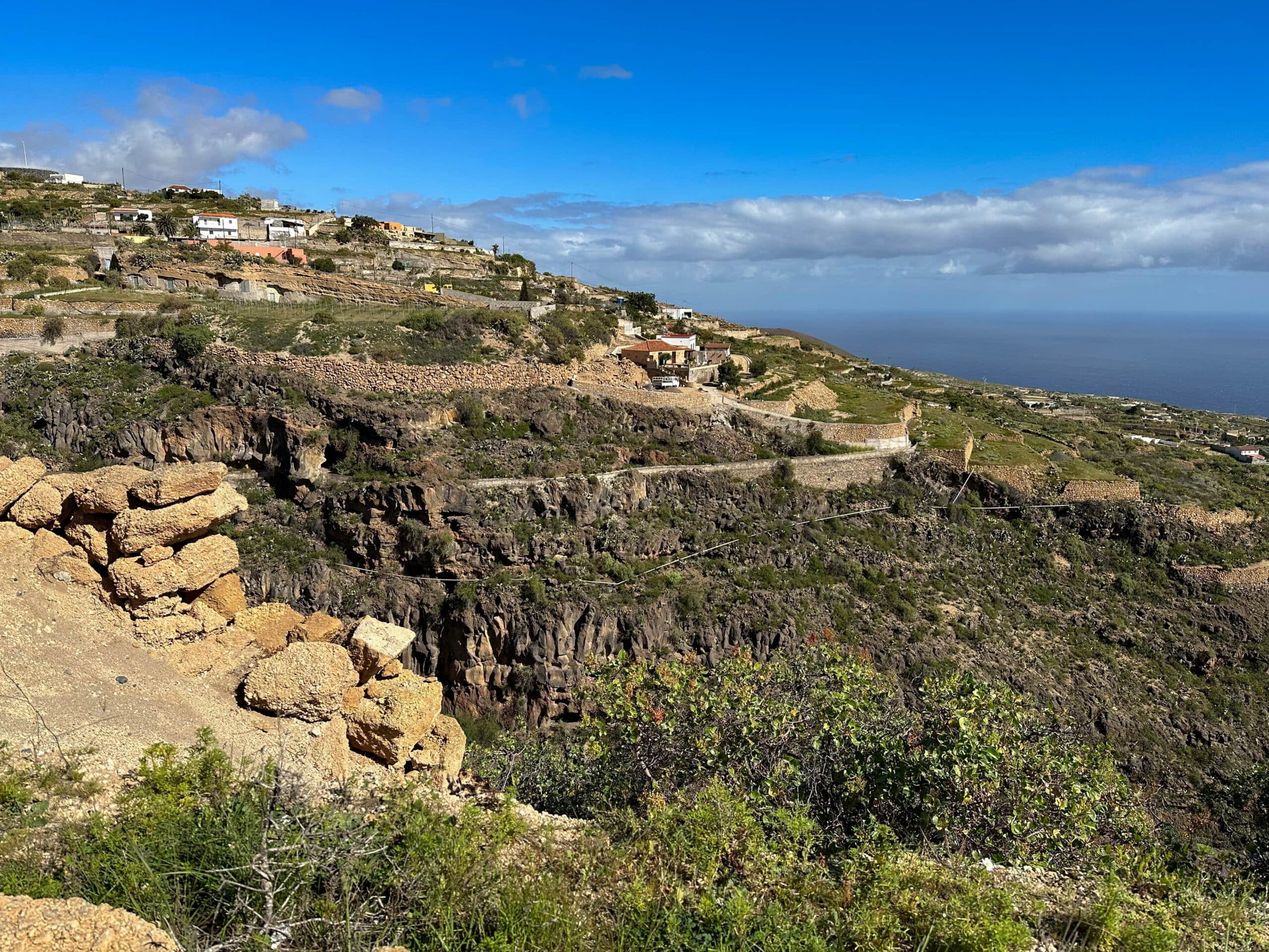 Vista desde la ruta de senderismo de la costa y los pequeños pueblos sobre Icor