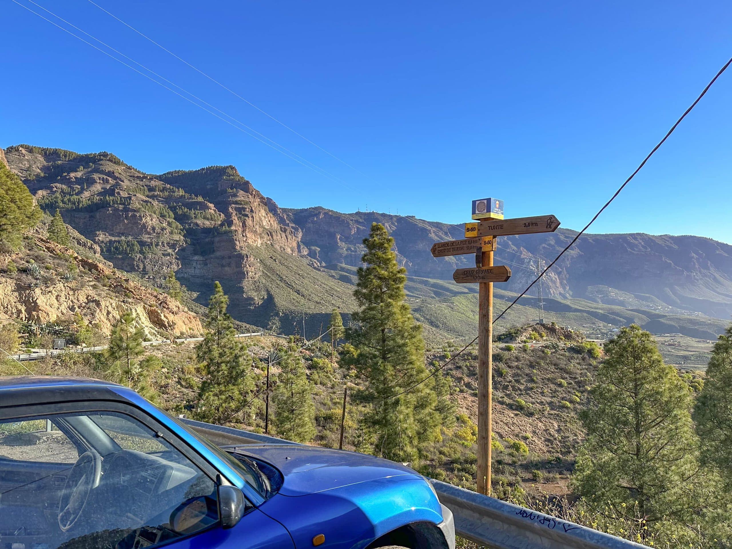 Aparcamiento en Cruz Grande con señales de senderismo
