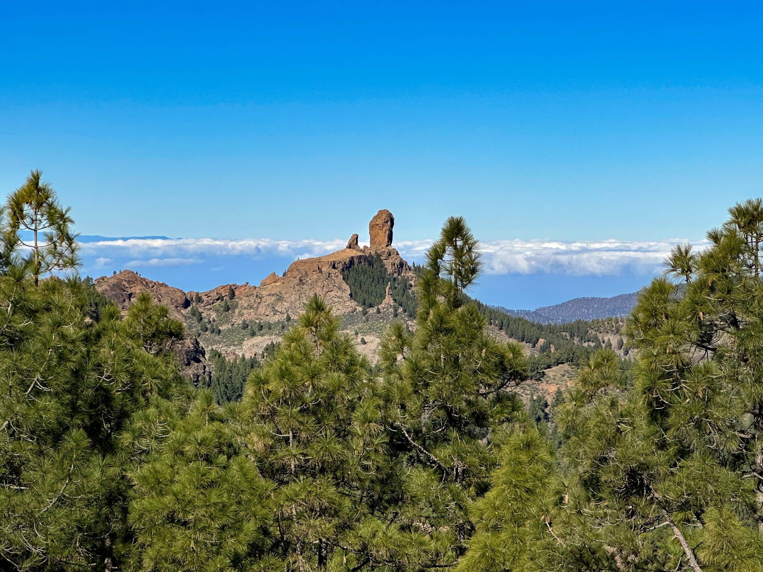 Vista al Roque Nublo desde la ruta de senderismo