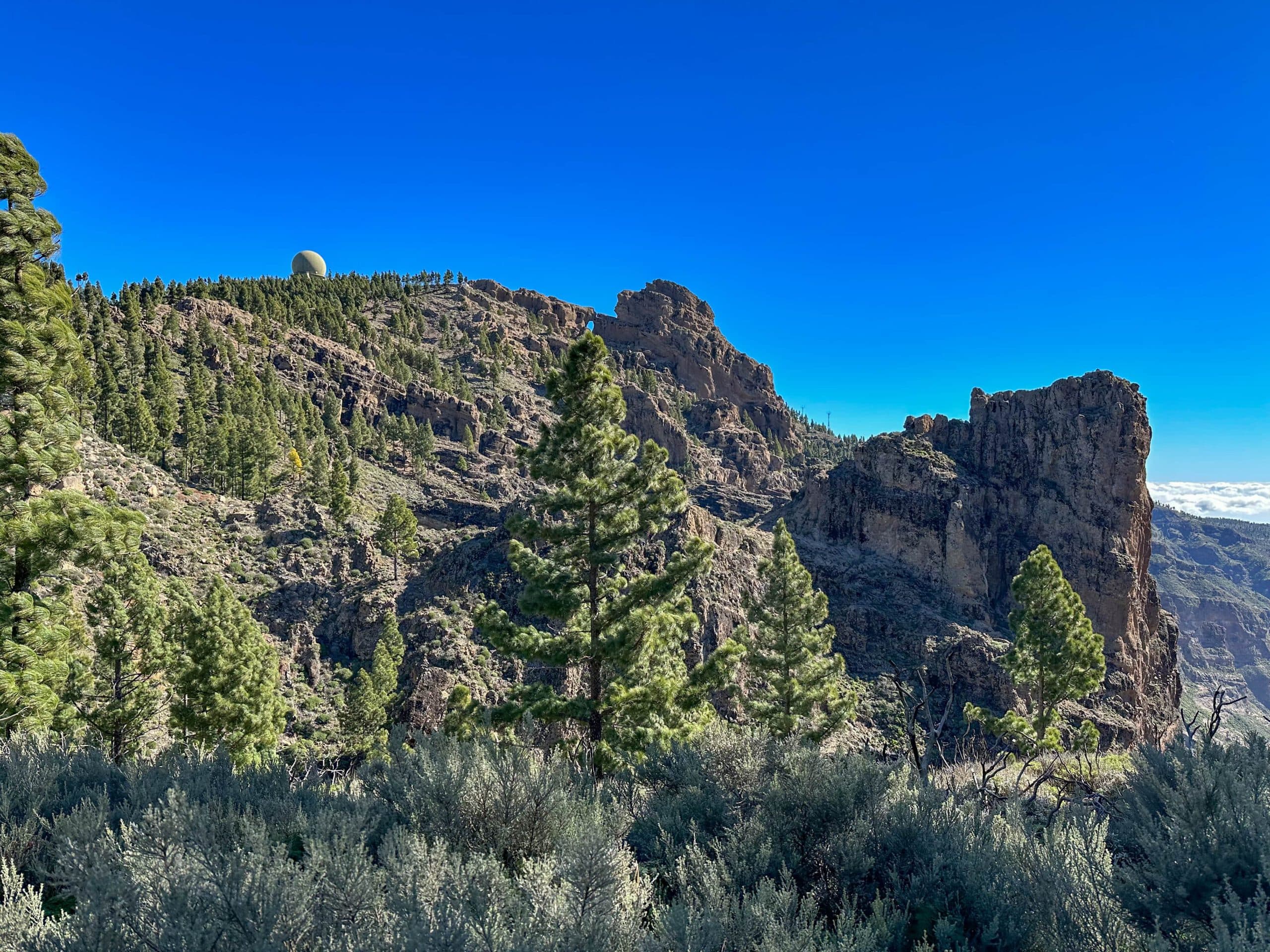 Vista hacia arriba desde la ruta de senderismo en Degollada Piedras Blancas hacia el mirador Pico de las Nieves