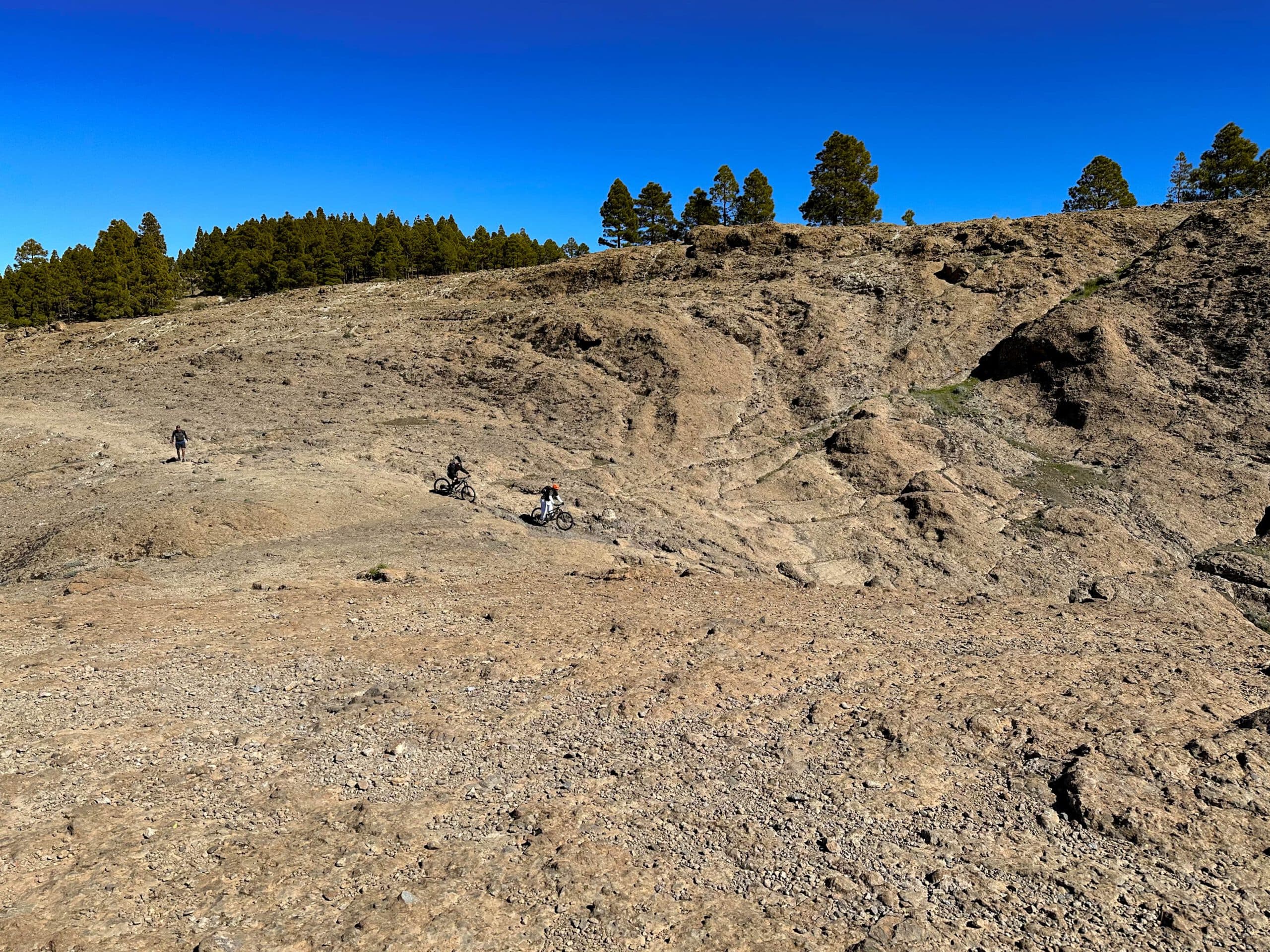 Ciclistas de montaña en la meseta de los Llanos de Pargana