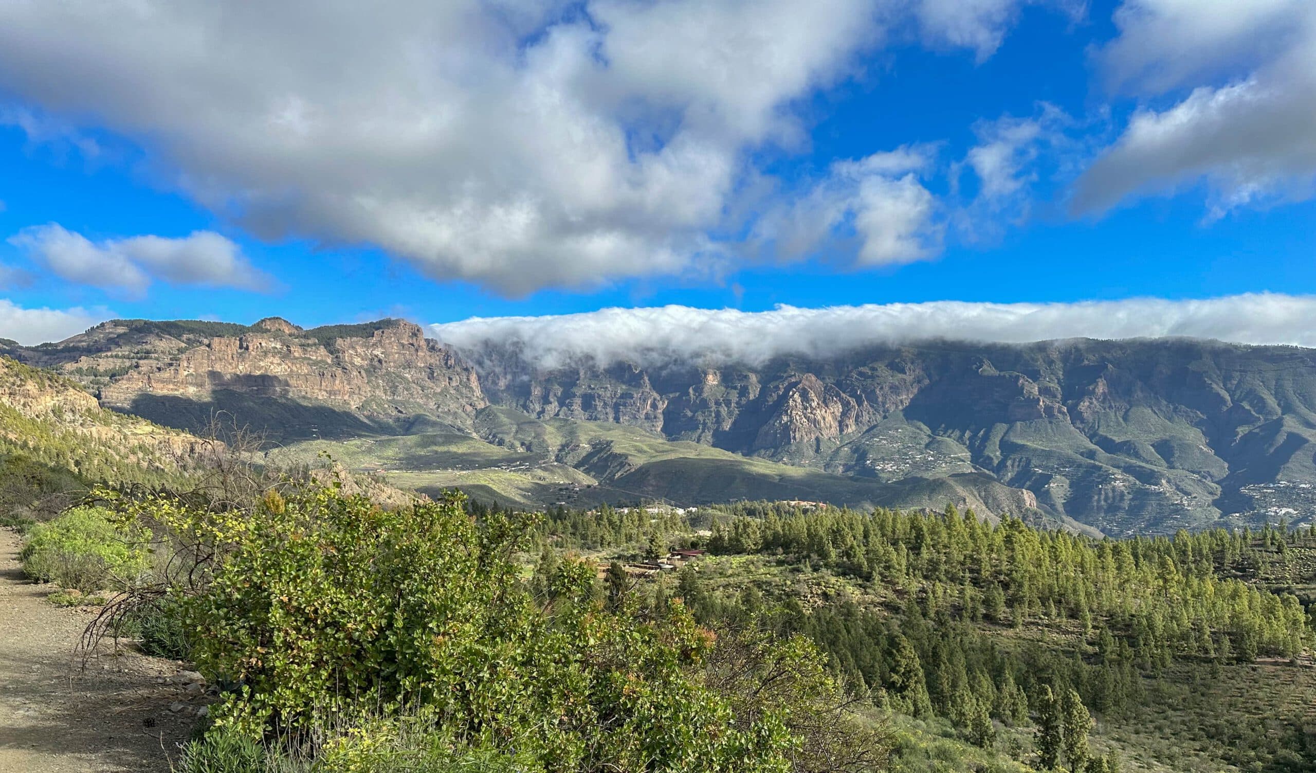 Vista de la Cumbre desde la ruta de senderismo en la ladera
