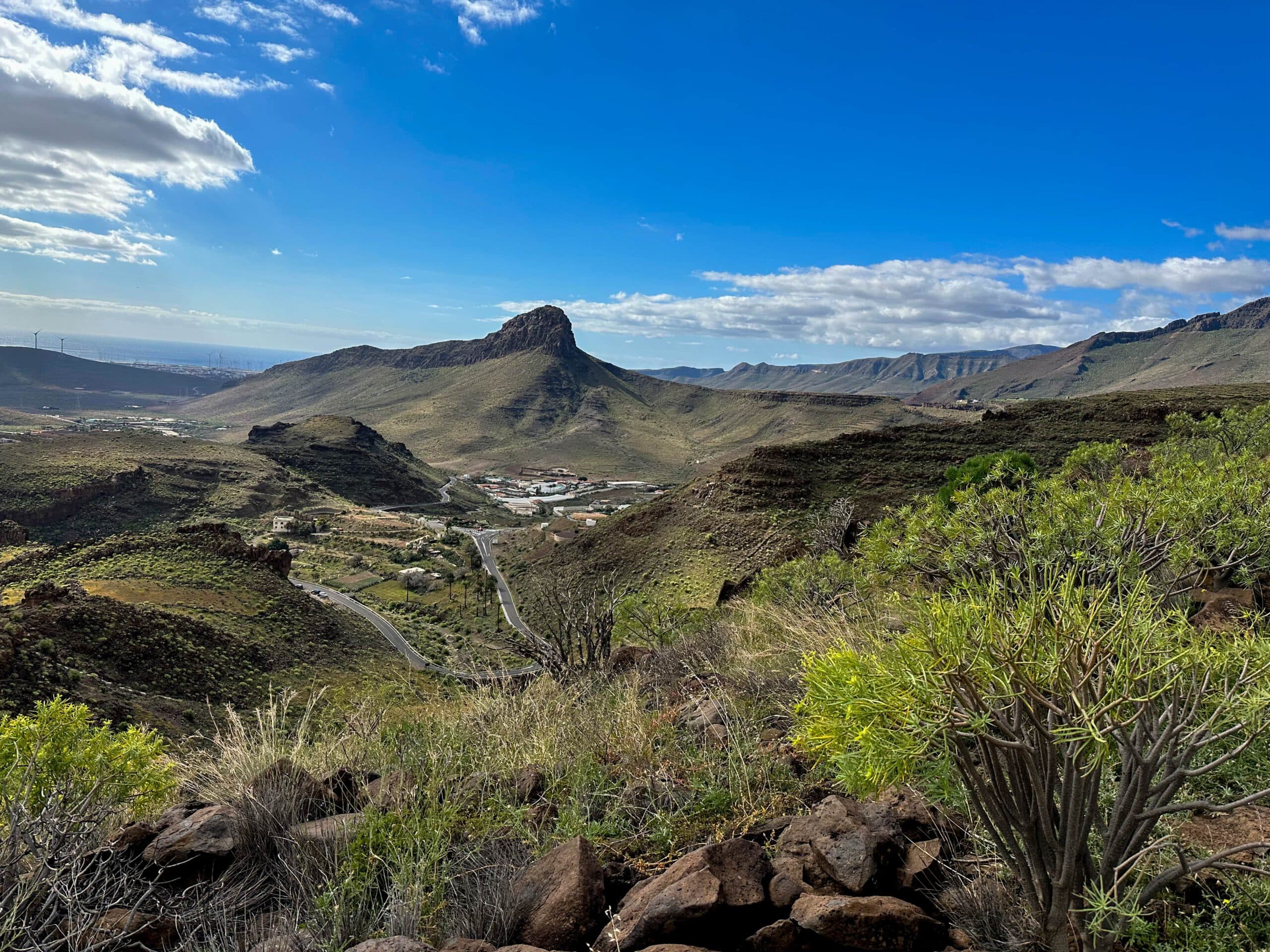 Vista desde la ruta de senderismo hacia la curva cerrada de la GC-551 y el pueblo de Los Corralillos