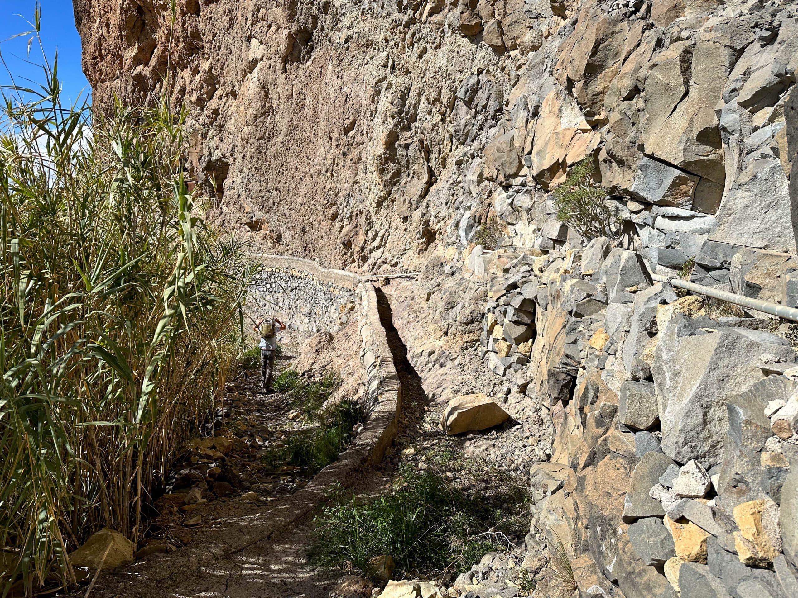 Ruta de senderismo a lo largo de un antiguo canal de agua