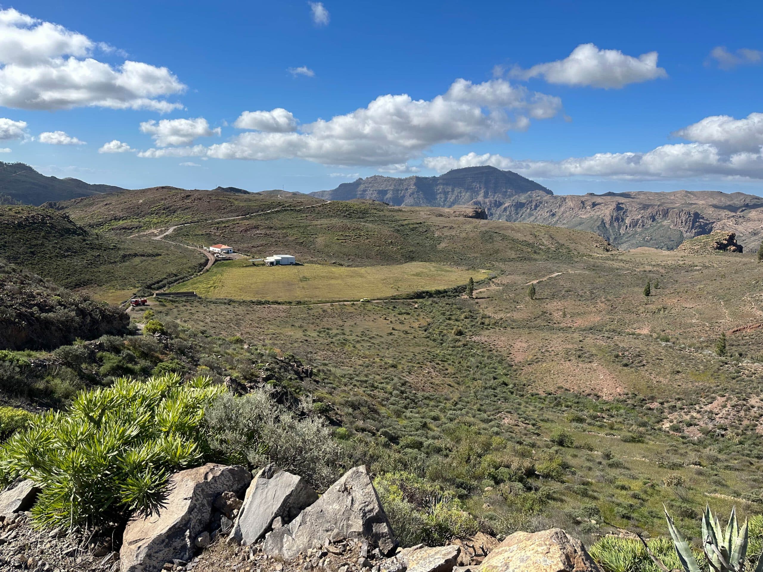 Vista desde la ruta de senderismo en dirección oeste sobre las amplias extensiones de tierra y las cadenas montañosas que rodean el lago Chira.