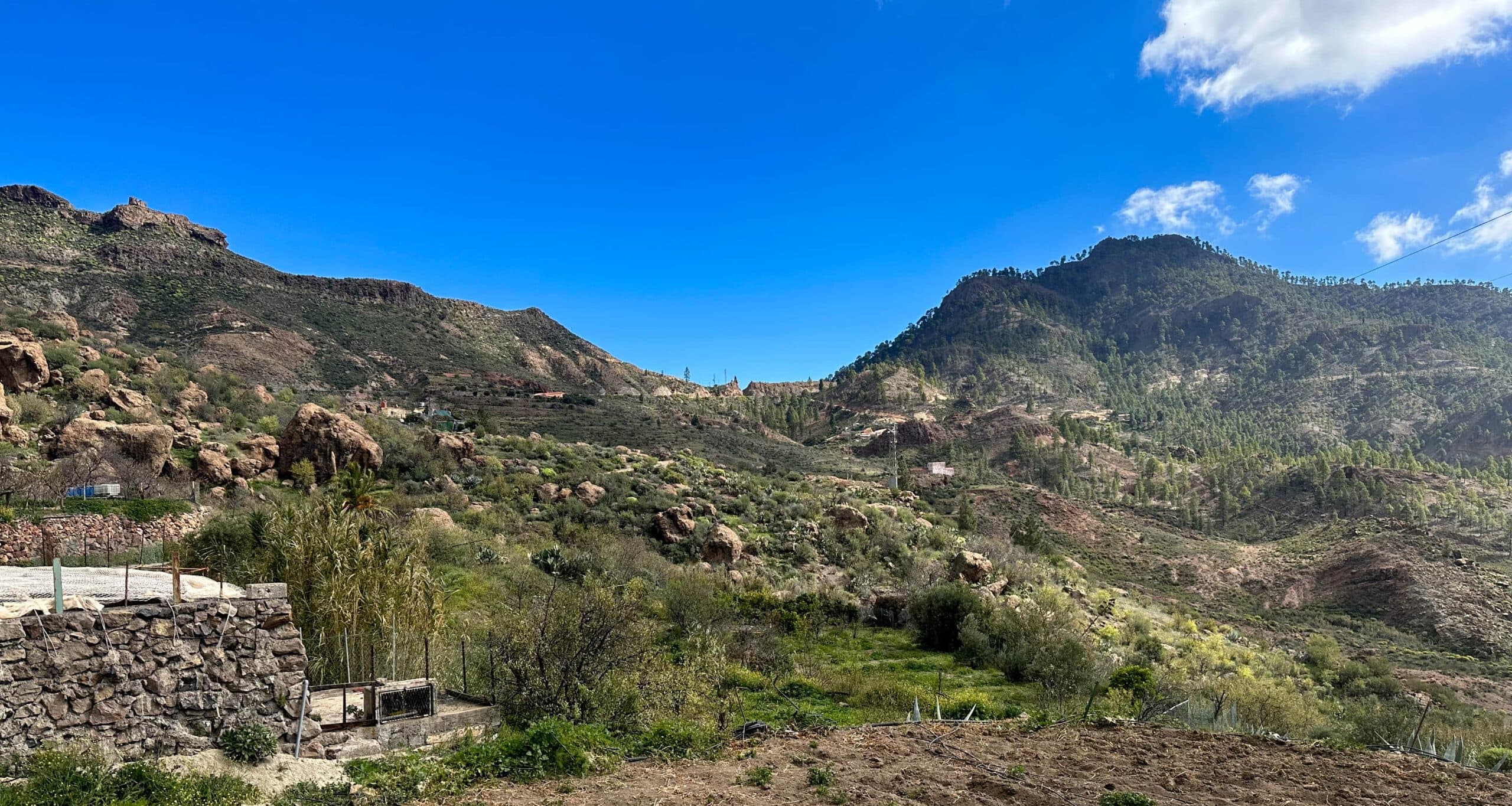 Ruta de senderismo paralela a la GC-60 pasando por el pequeño pueblo de La Plata