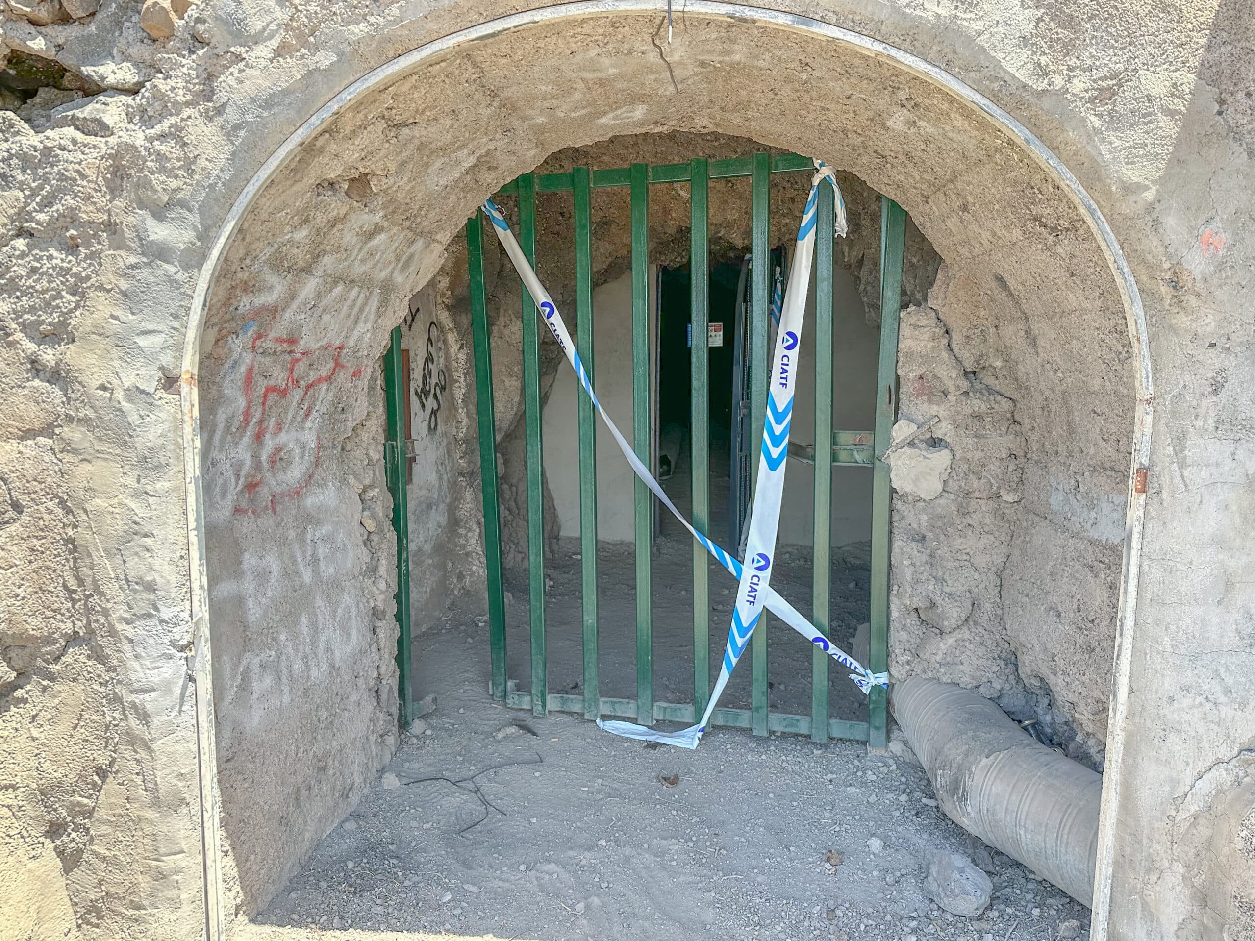 La entrada del túnel está bloqueada con cintas CIATF.