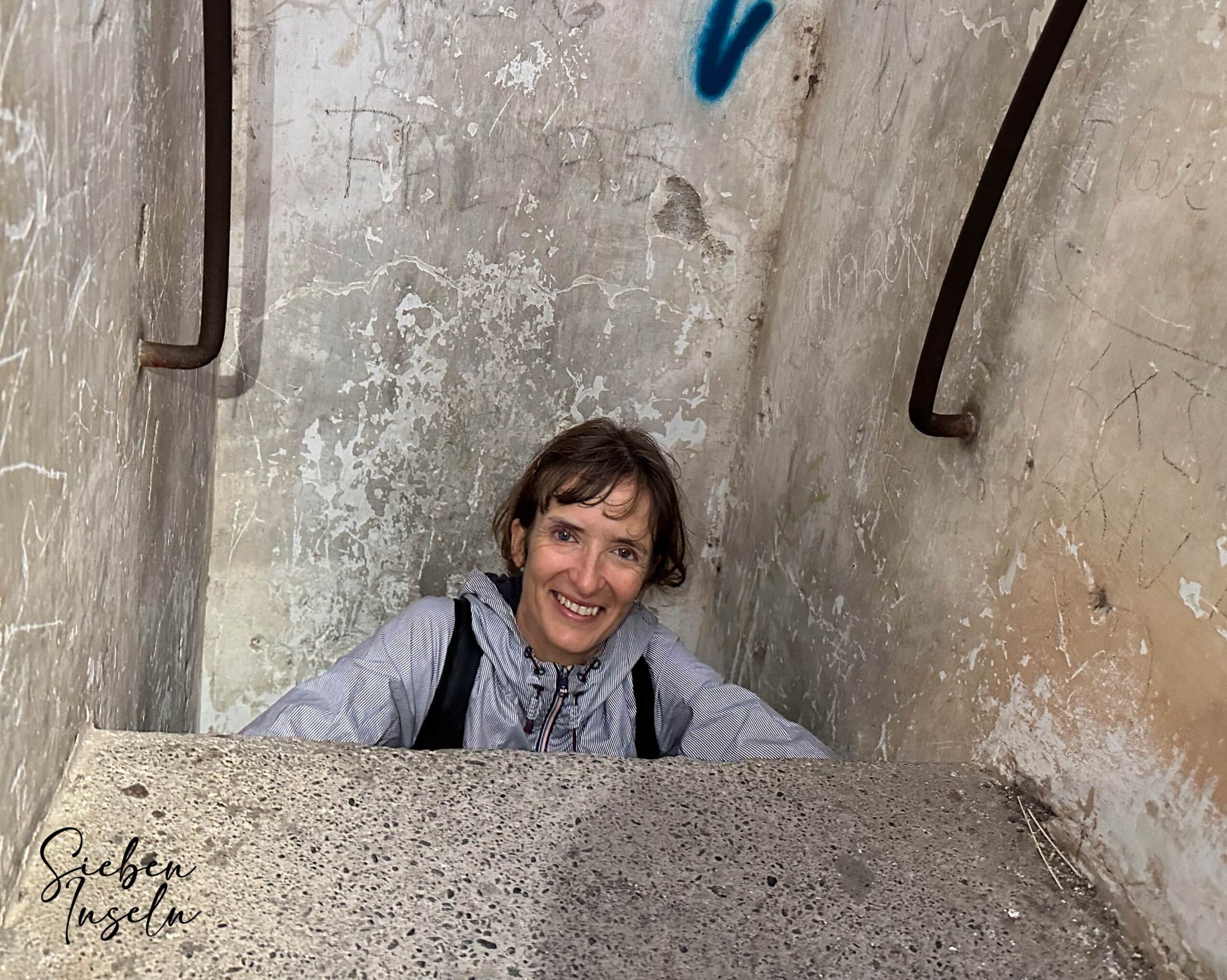 Wanderin auf der Treppe zur oberen Etage im Bunker