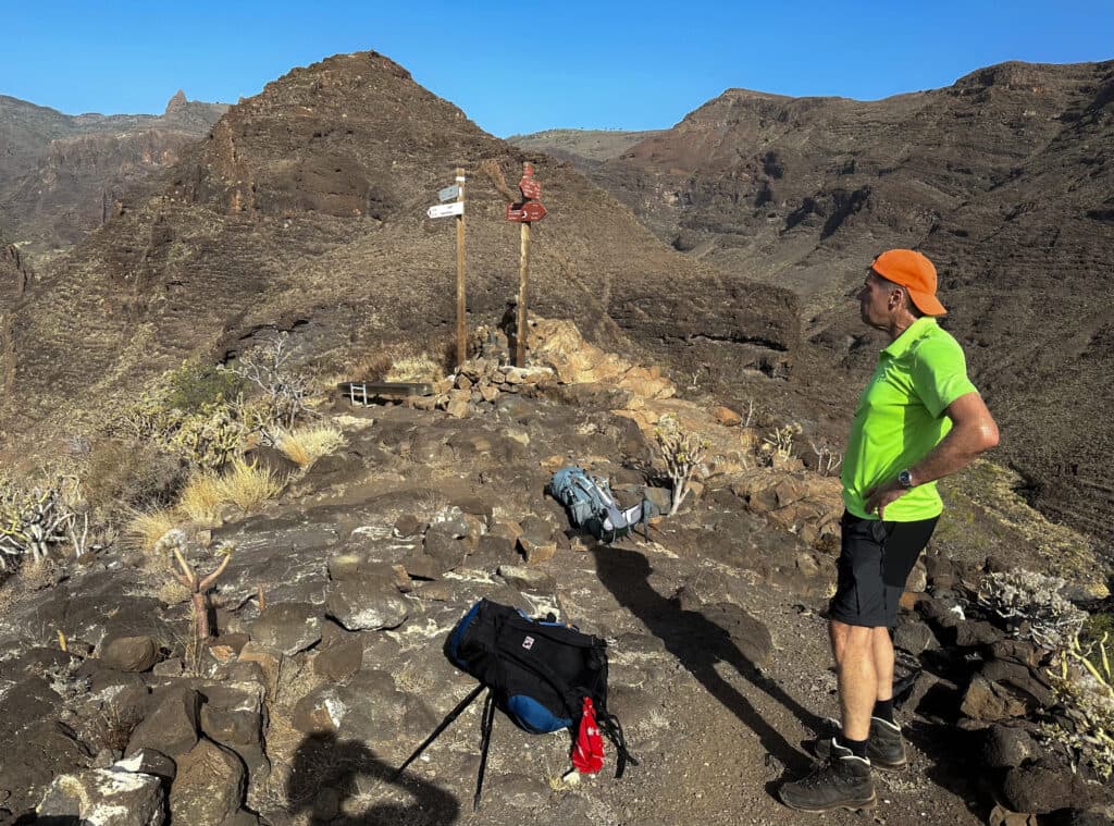 Hiking crossroads on the ridge - the descent path to Playa del Cabrito begins here