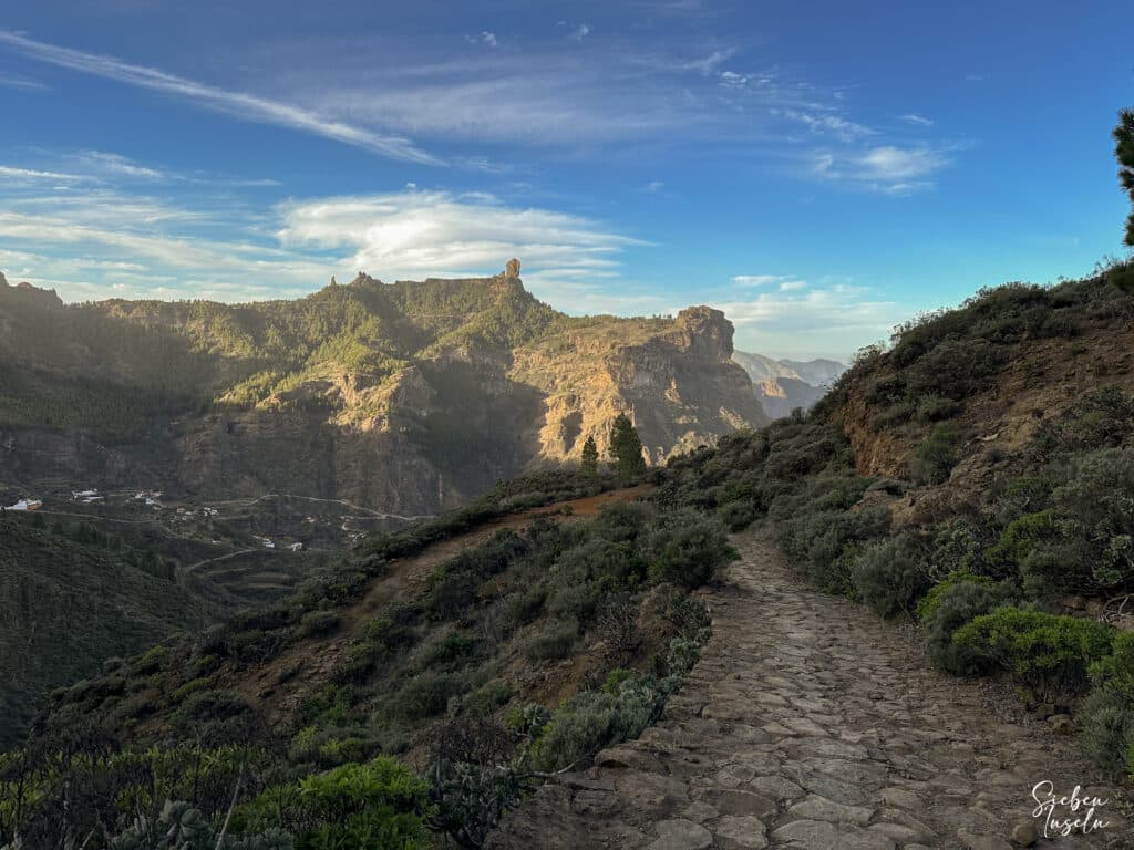 gepflasterter Wanderweg abwärts Richtung Tejeda mit Blick zum Roque Nublo