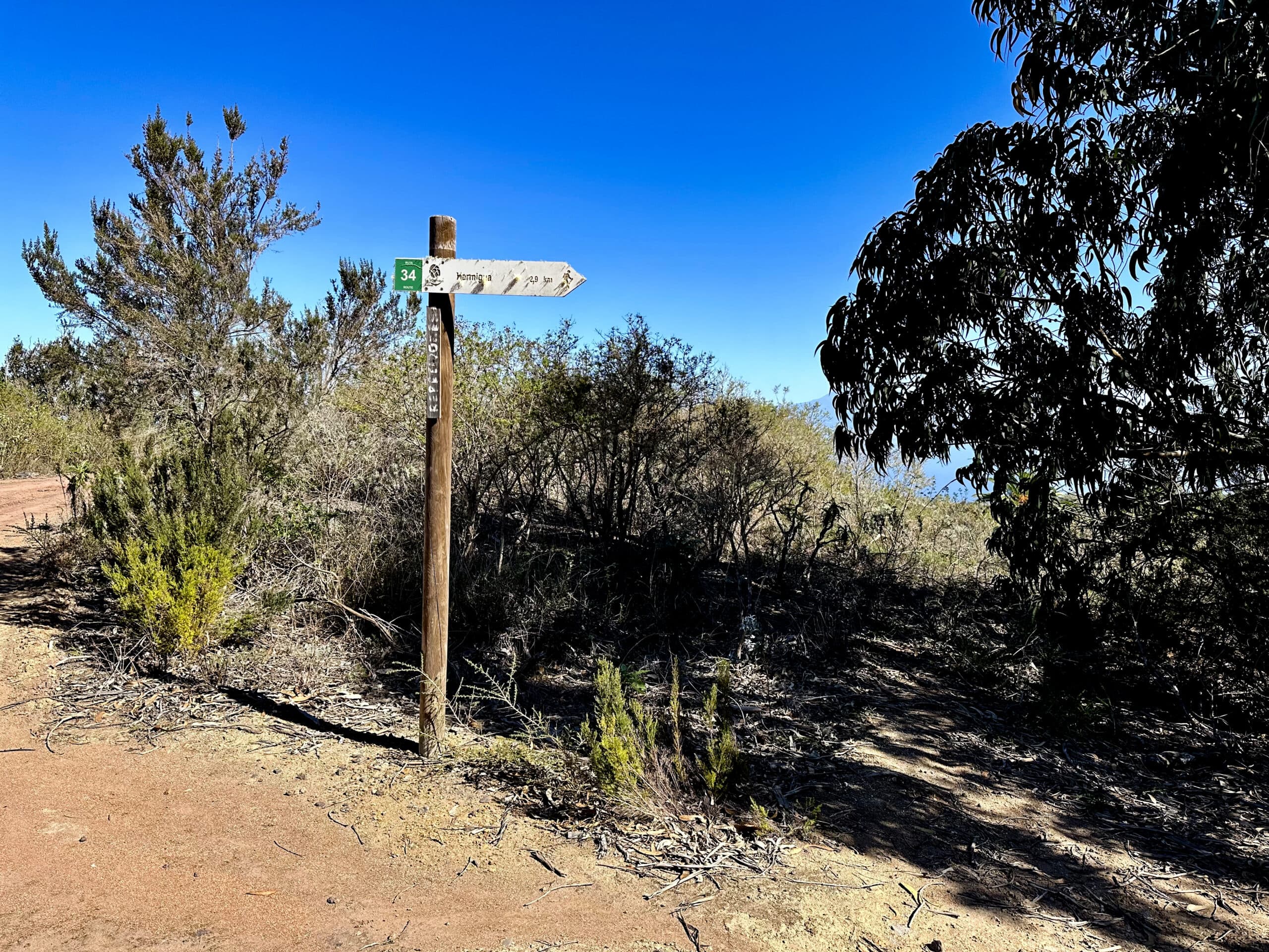 Señalización de la ruta de alta montaña hacia Hermigua (Ruta 34)