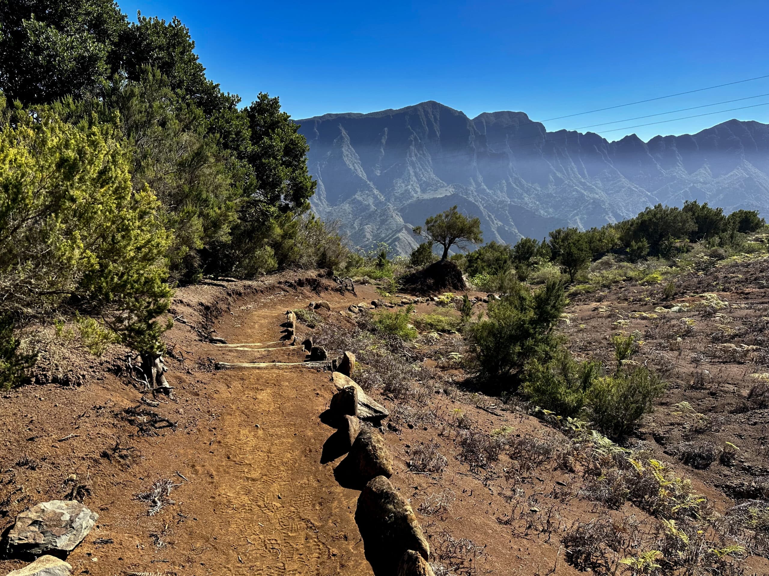 Ruta de senderismo en la montaña por encima de Hermigua (caminata de altura) cerca del borde del descenso 