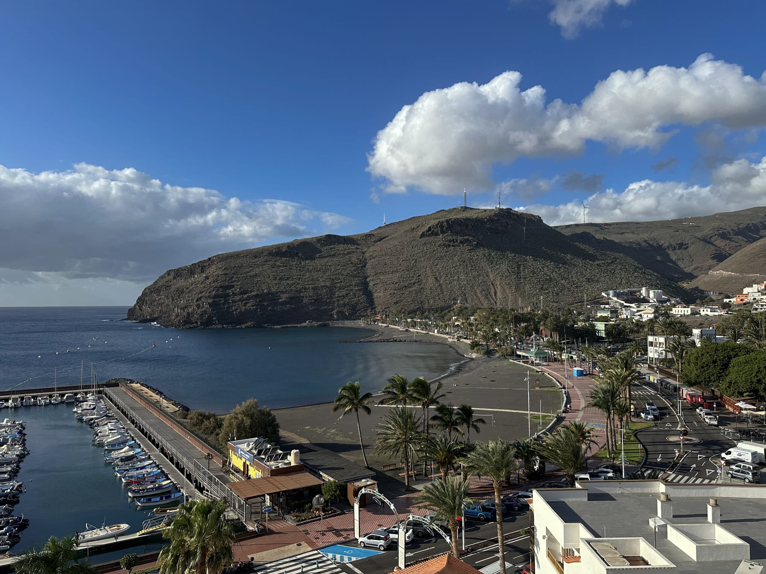 Blick vom Fernwanderweg GR-132 auf San Sebastian und den Hafen - am anderen Ende des Strandes endet der GR-132