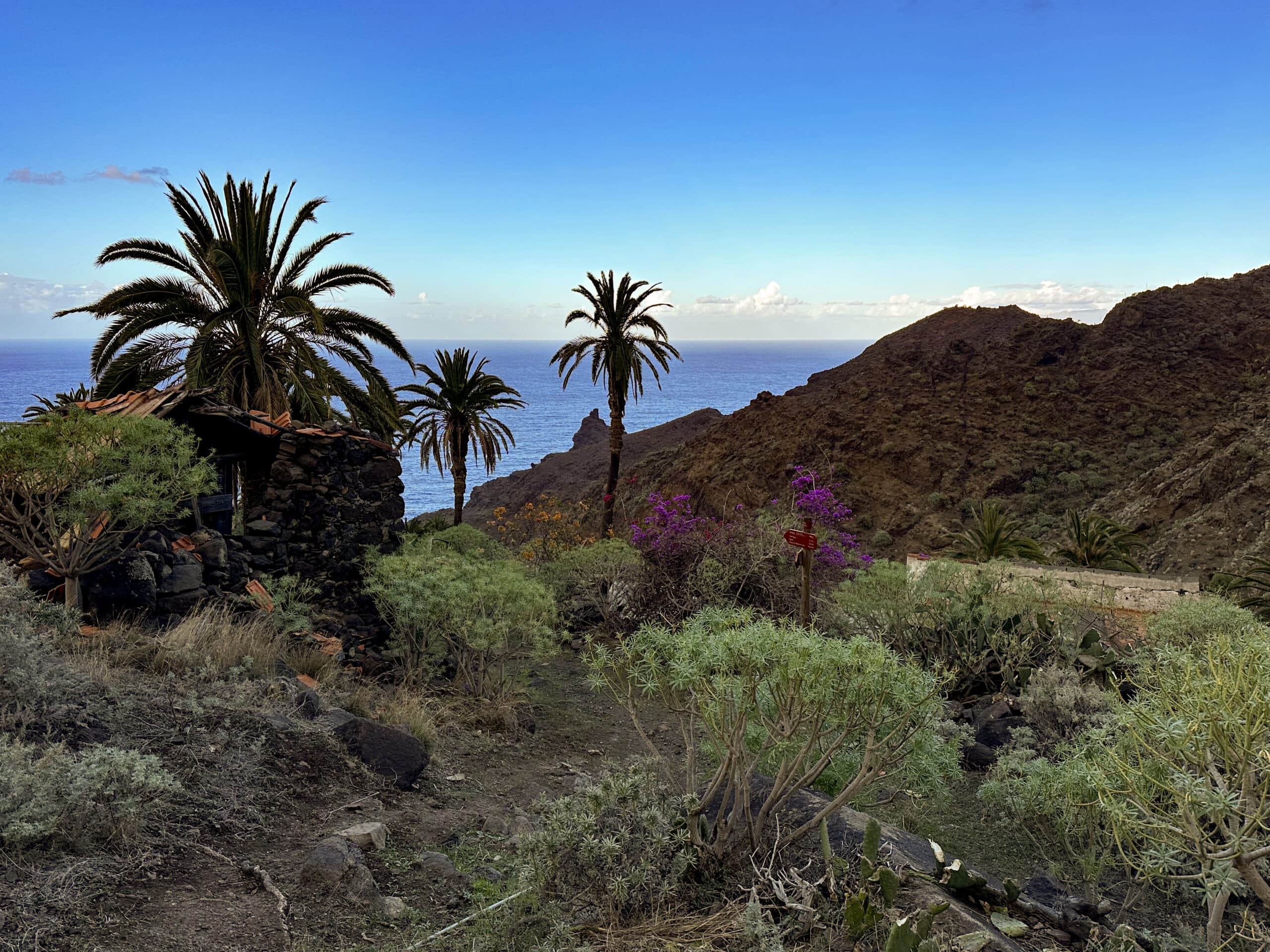 Küstenwanderweg vorbei an verlassenen Häuser vor La Caleta