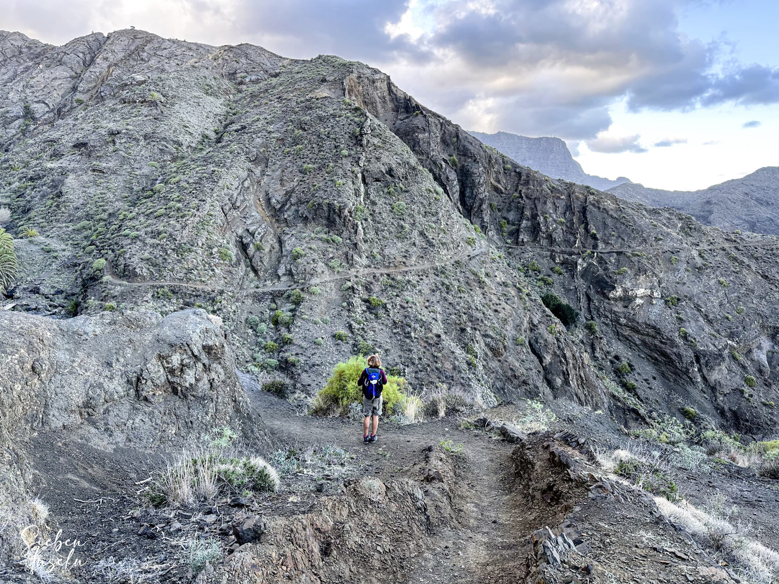 Küstenwanderweg am Hang entlang Richtung La Caleta