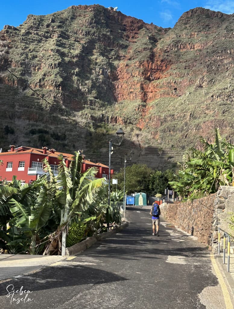 Wanderin auf dem Wanderweg in Agulo unter dem Mirador Abrante