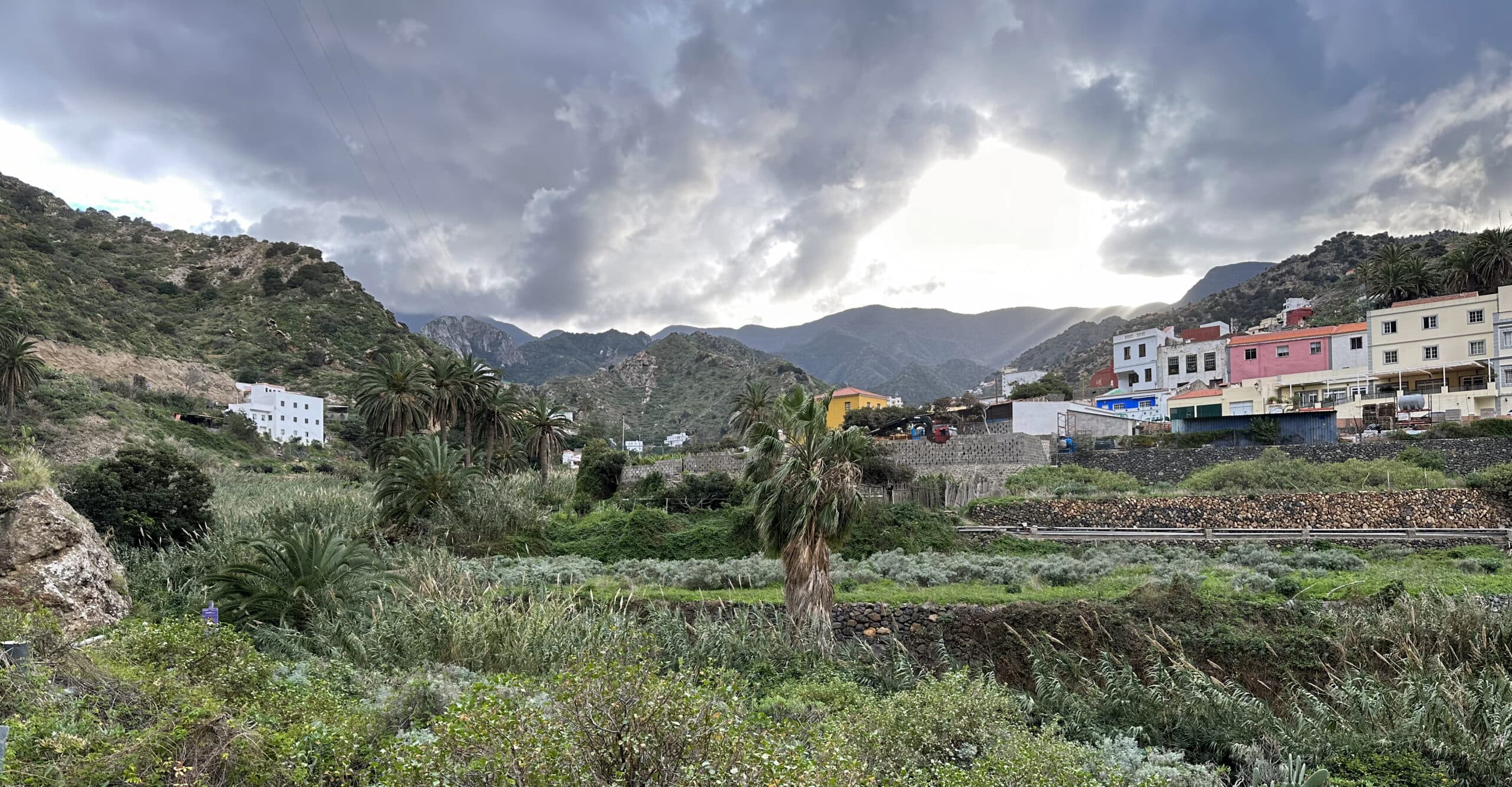 Wanderweg am Hang entlang und durch den Barranco unterhalb von Vallehermoso