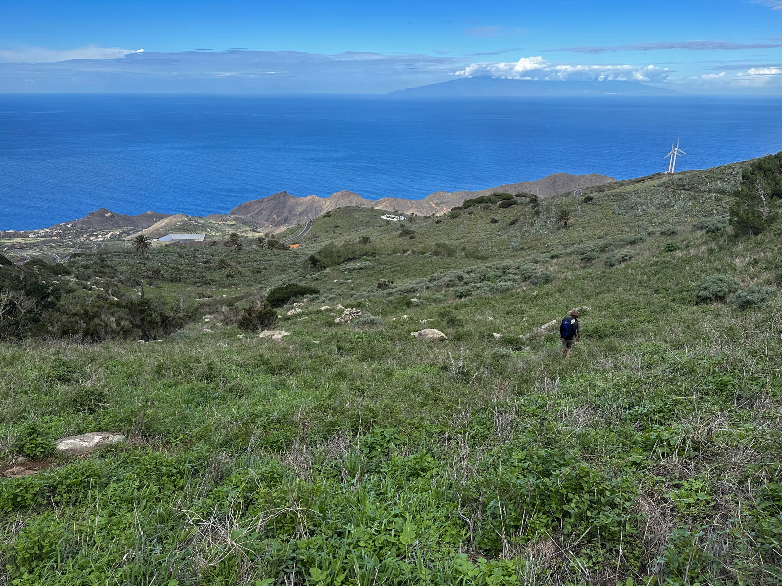 Wanderin auf dem Abstiegsweg nach Alojera