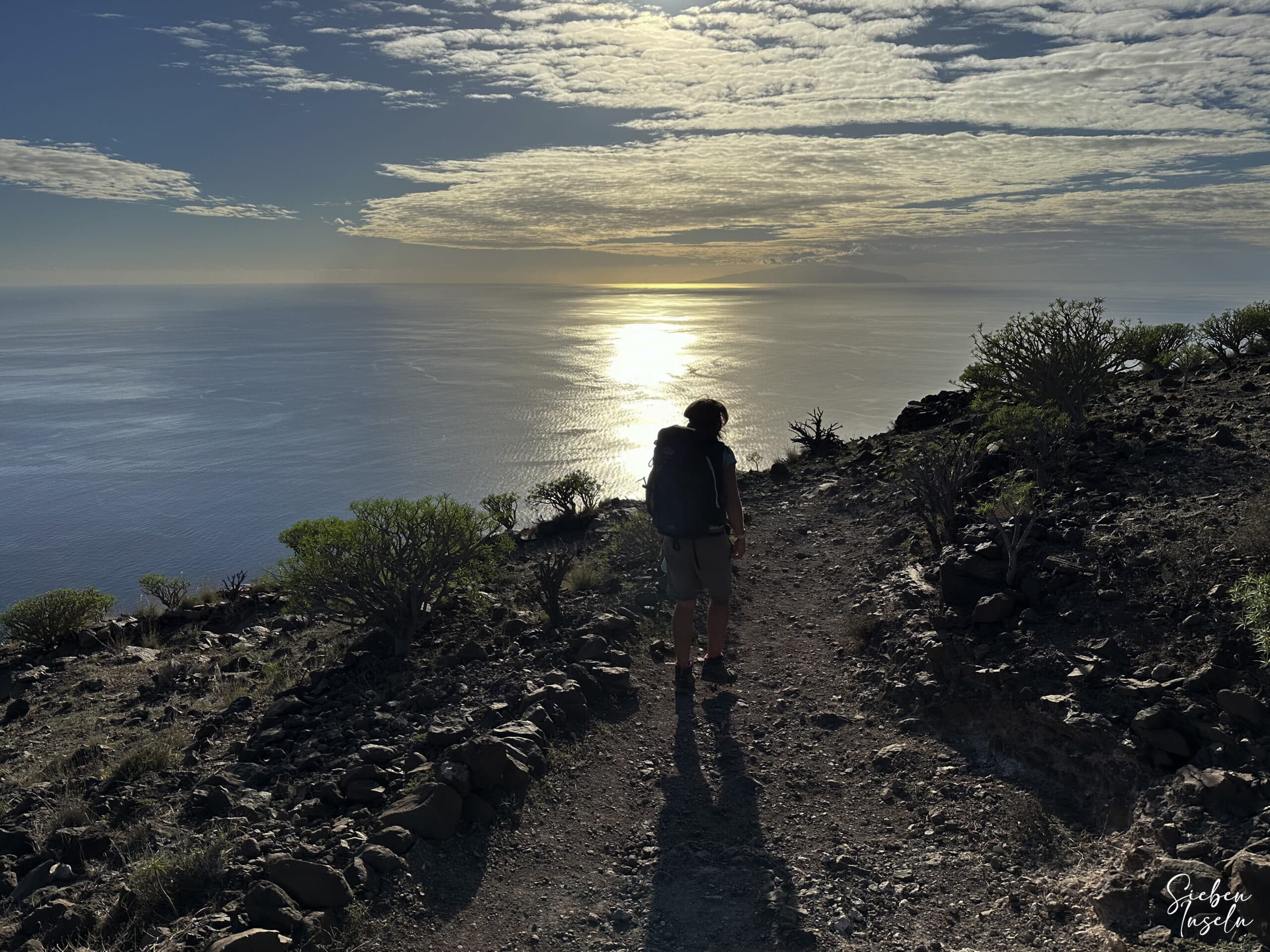 Wanderin auf dem Abstiegsweg über dem Valle Gran Rey GR-132 Etappe 4