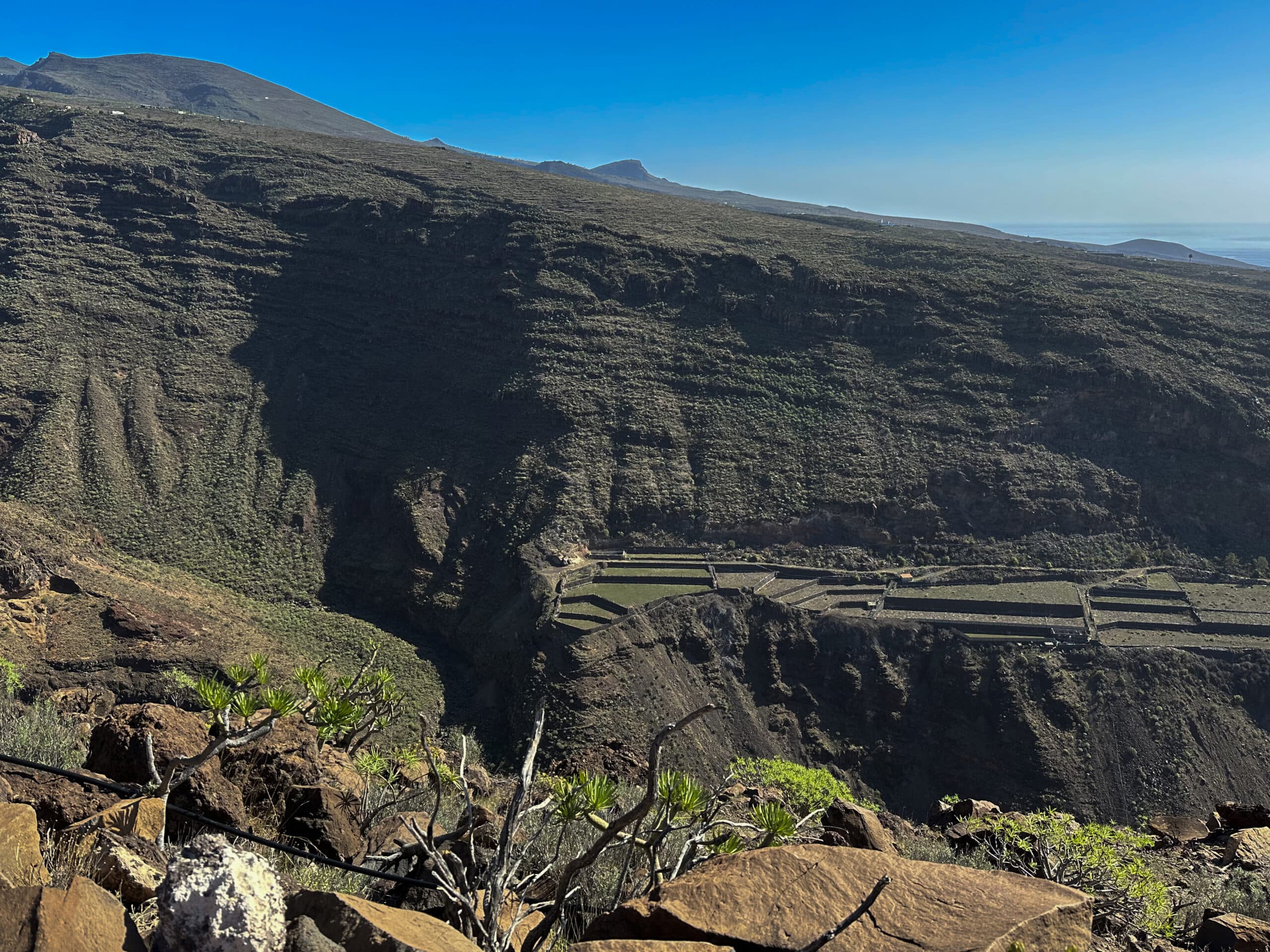 Blick aus der Höhe auf die großen Schluchten vor La Dama und die terrassierten Felder des Ortes