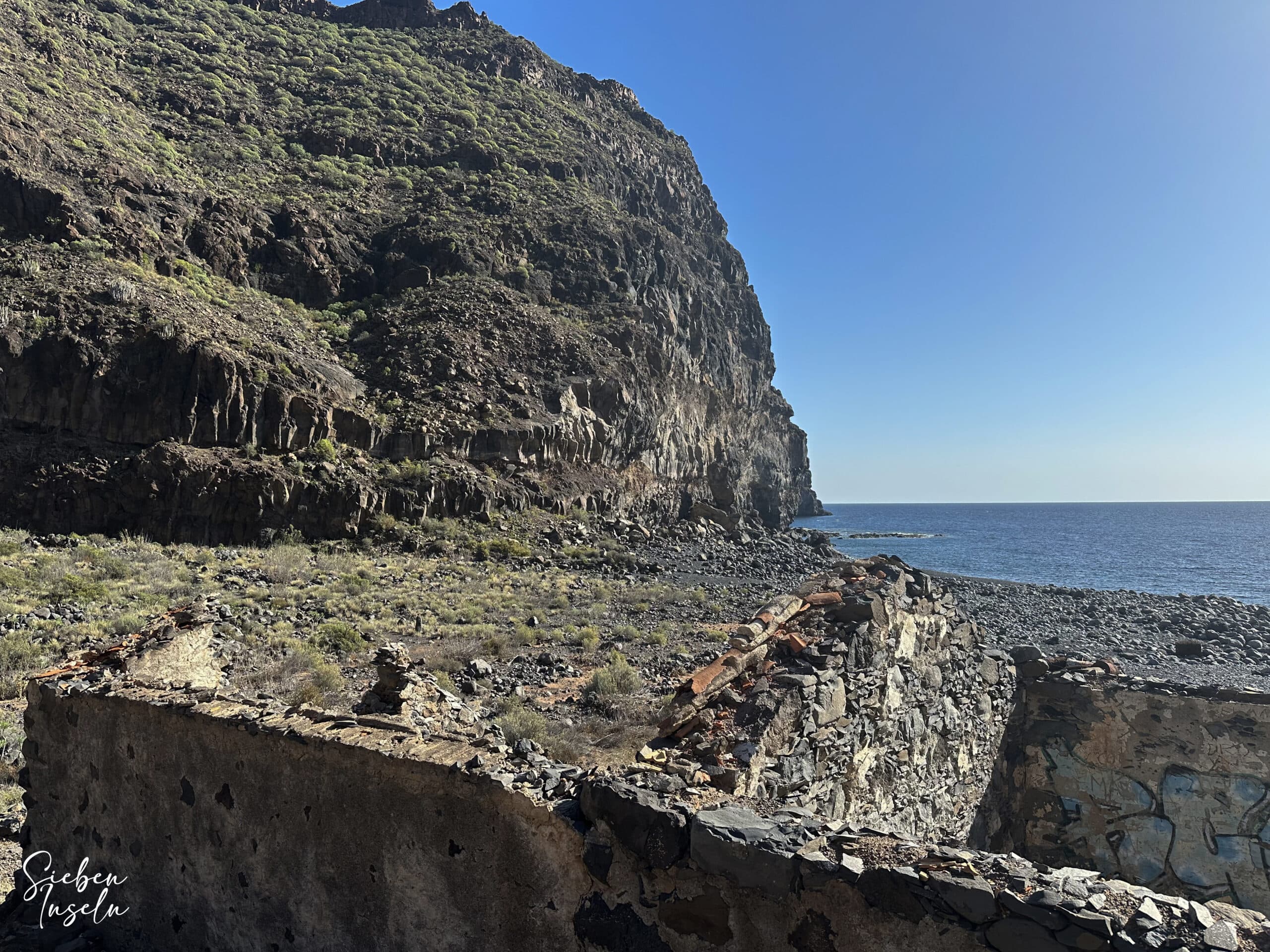 Wanderweg über den Strand im Barranco Iguala mit alten Ruinen