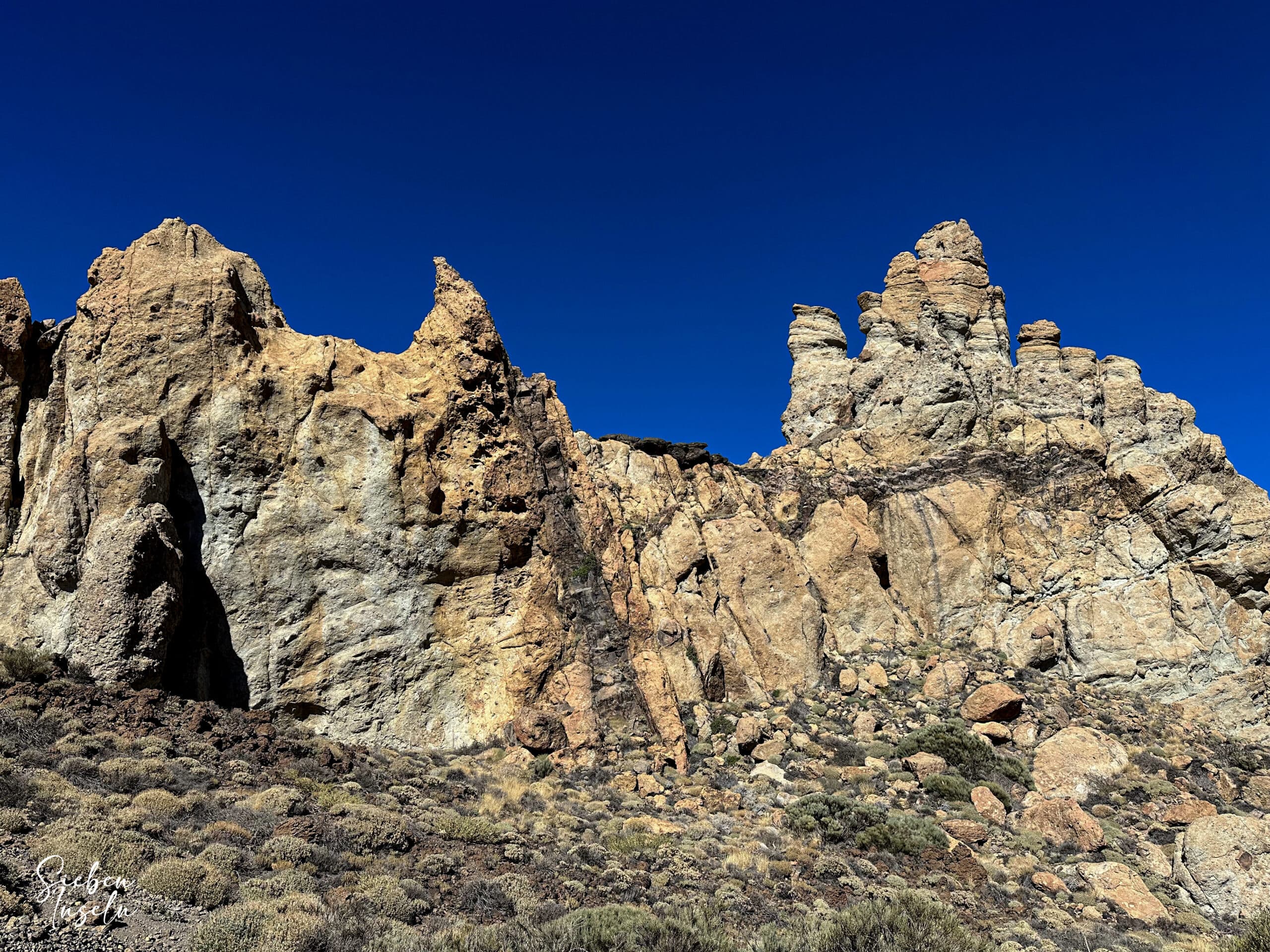 Rocas bajo los Roques de García vistas desde la ruta de senderismo
