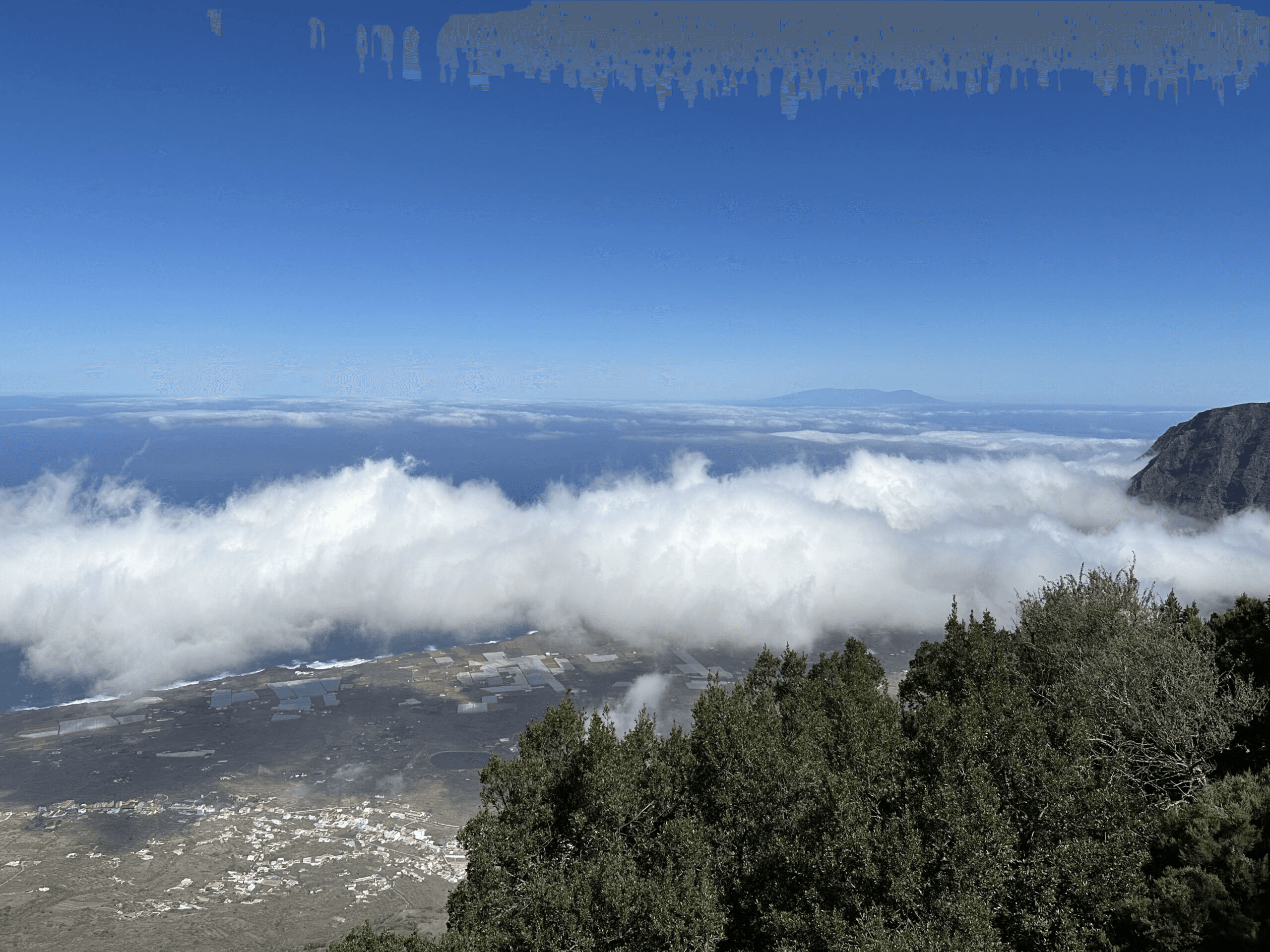 Vista desde el Camino San Salvador sobre La Frontera y las nubes hasta La Palma