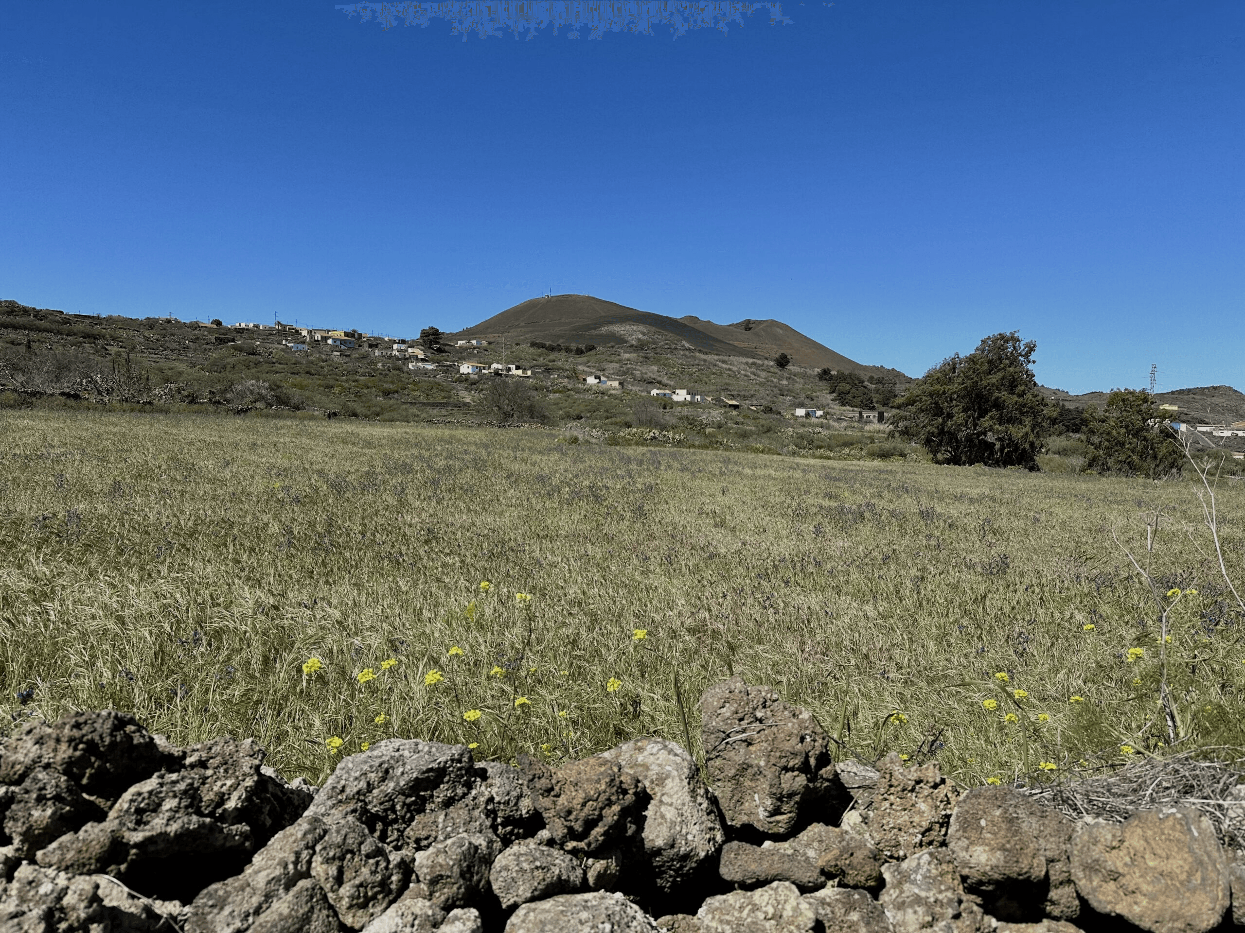 Hiking trail below San Andrés