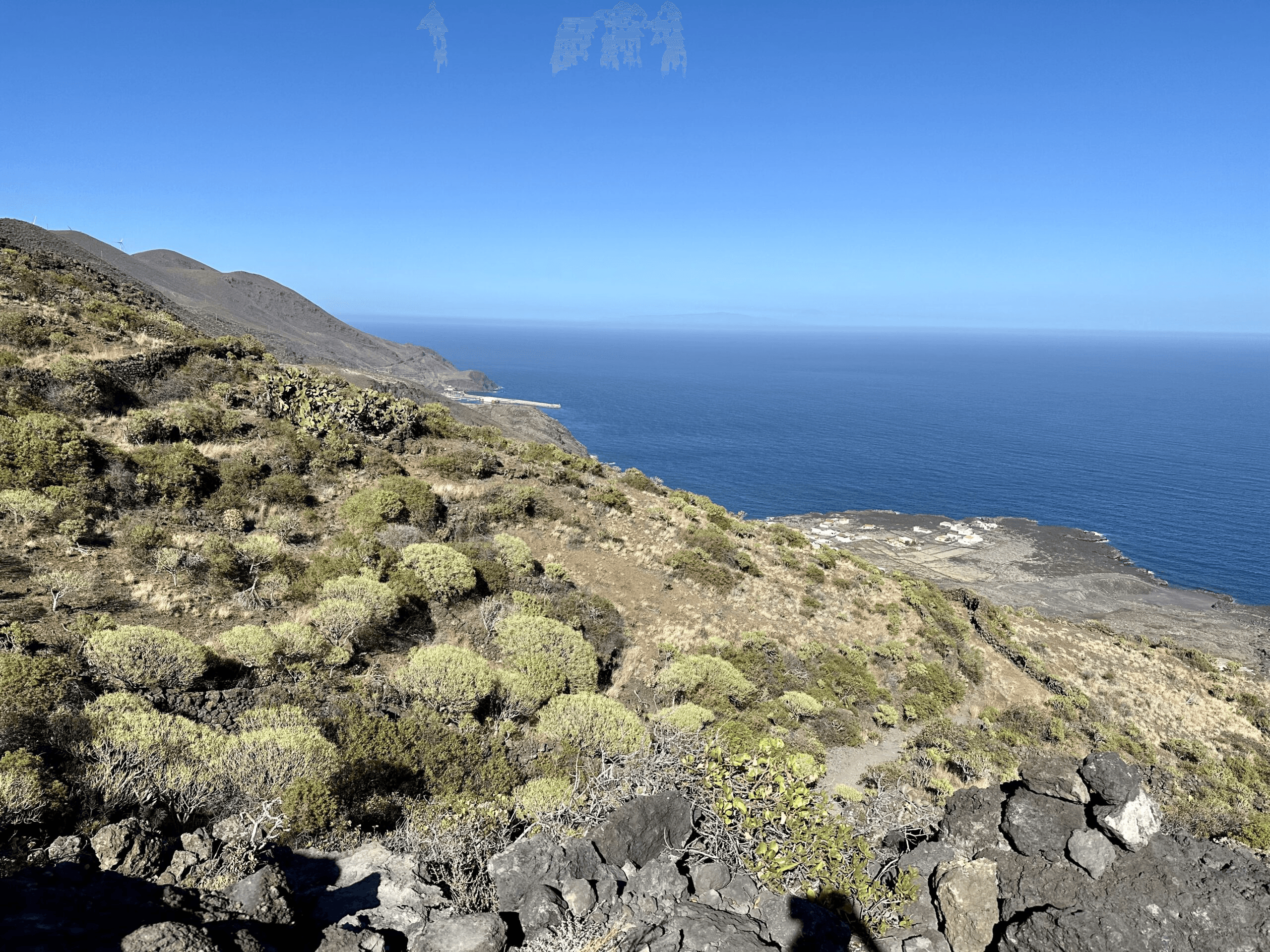 Hiking trail down to the coast - Puerto de Estaca in the background