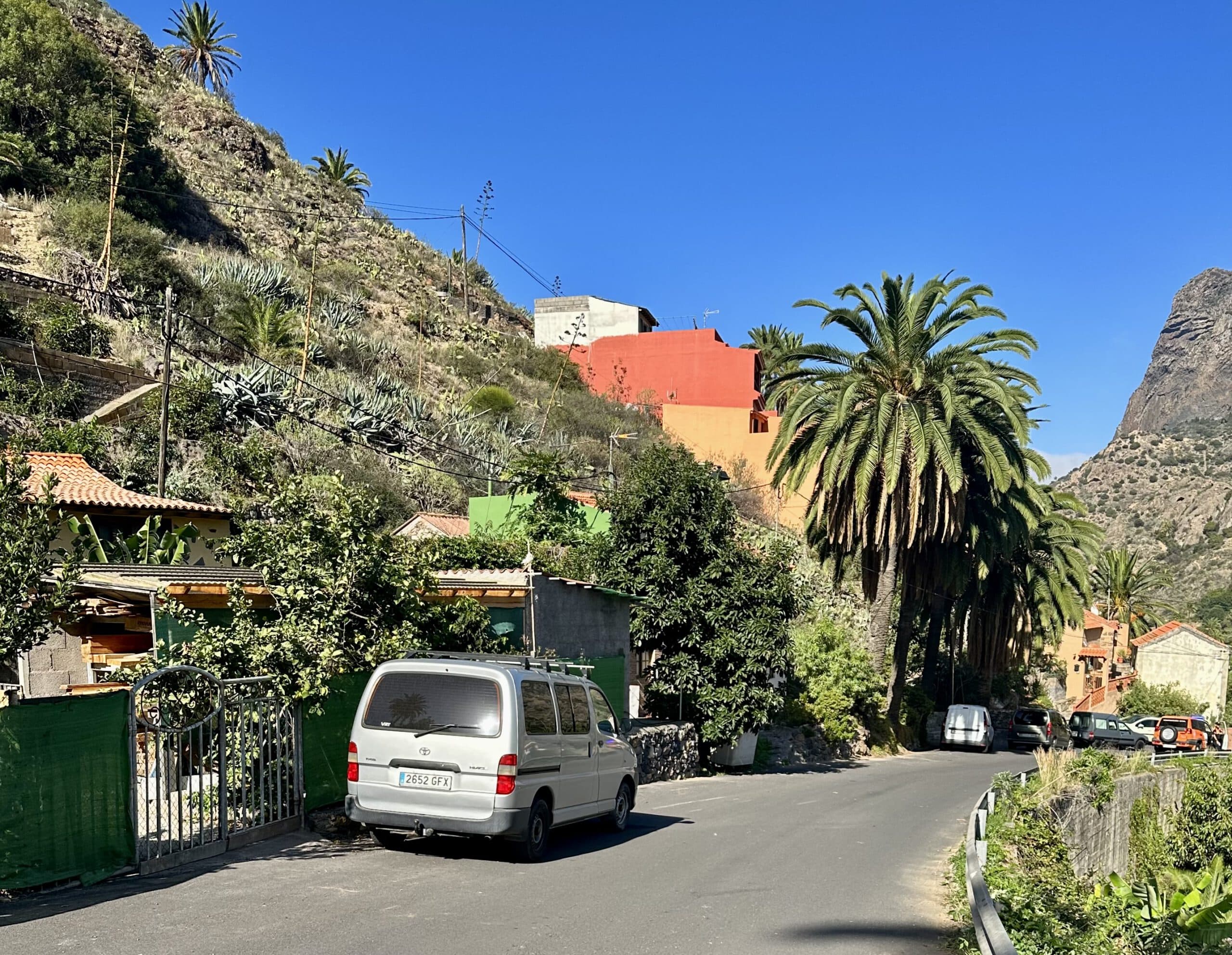Wanderweg an der Straße entlang im oberen Tal von Vallehermoso