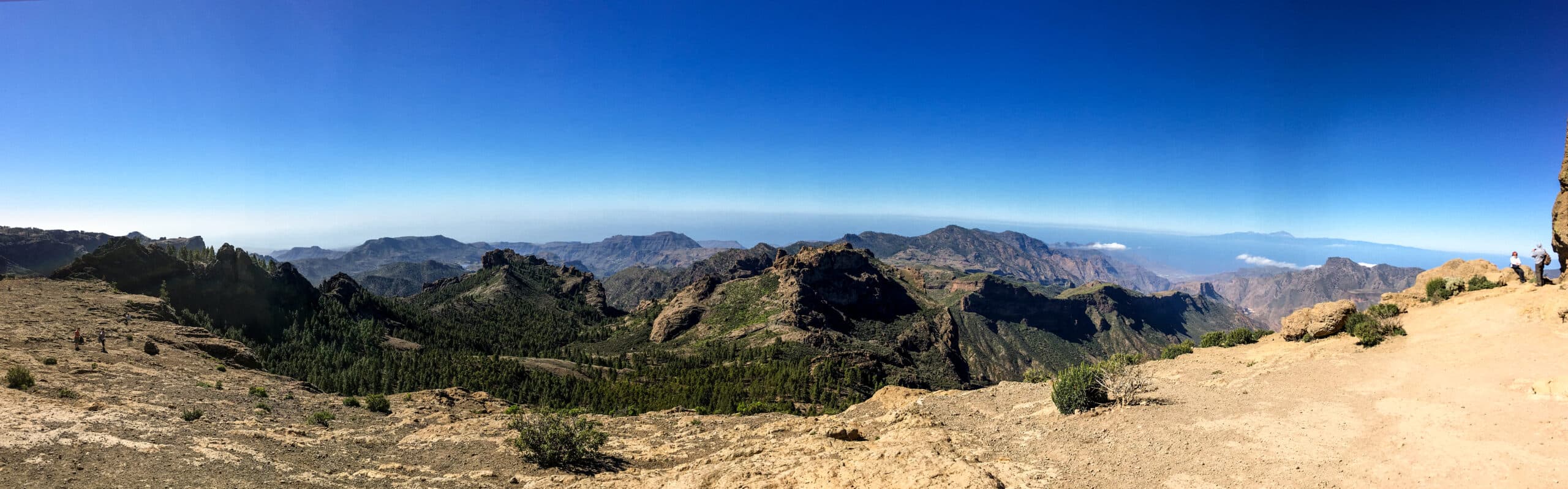 Panorama vom Roque Nublo Plateau auf die umliegenden Höhen mit Teneriffa im Hintergrund