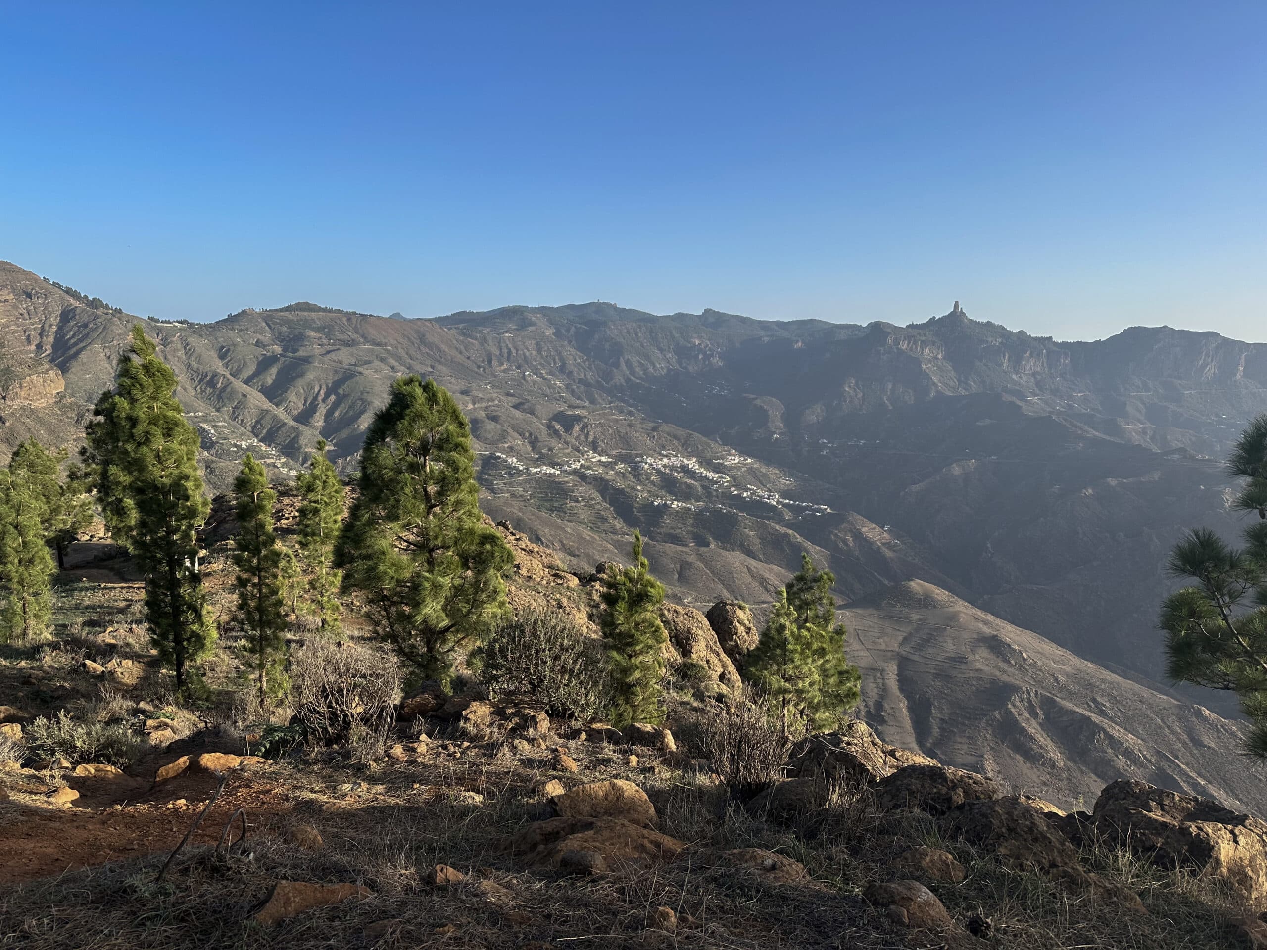 Blick vom Aufstiegsweg auf die Montaña Artenara auf den Roque Nublo