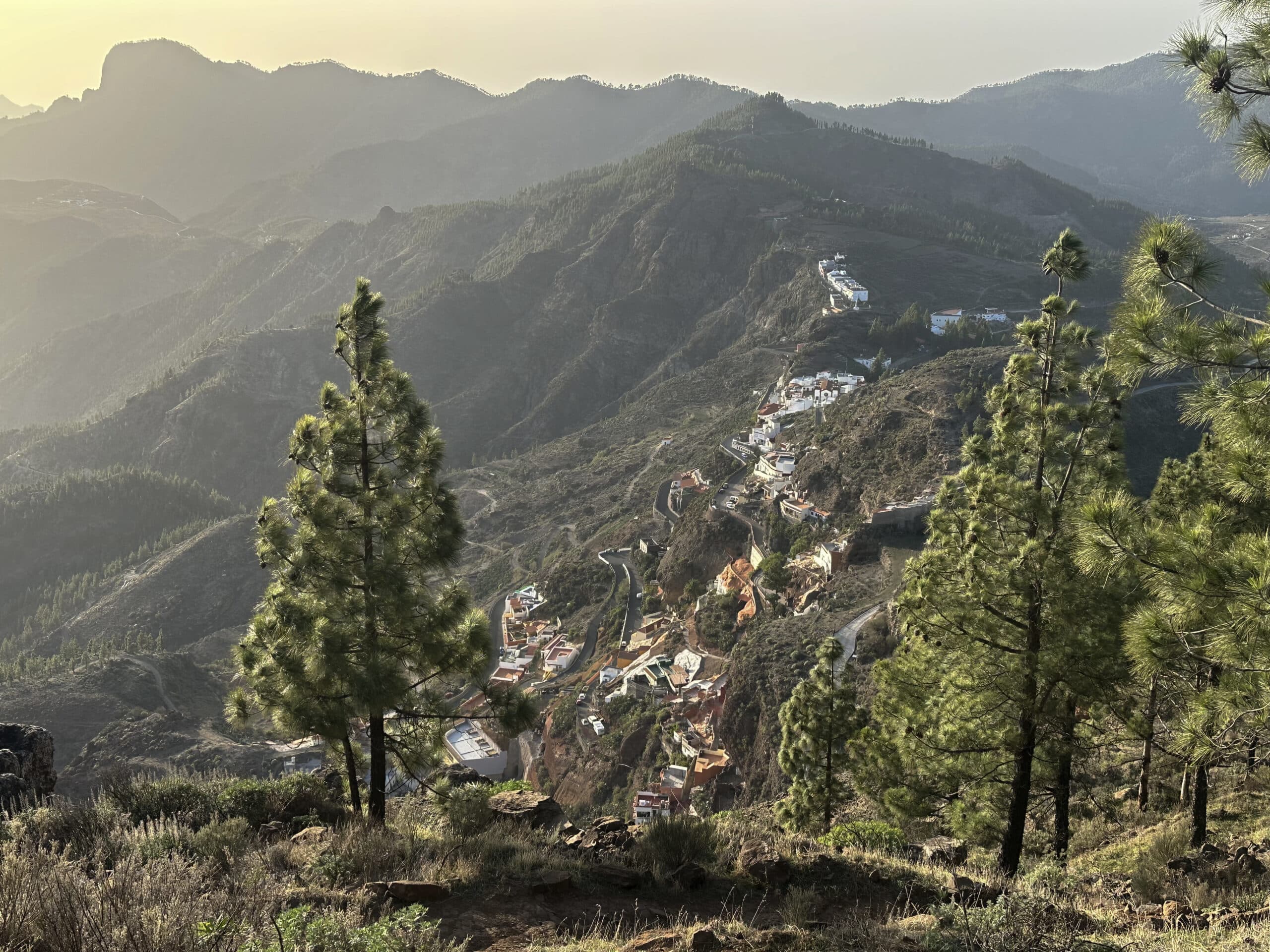 Blick vom Wanderweg auf der Abbruchkante der Montaña Artenara hinunter auf Artenara
