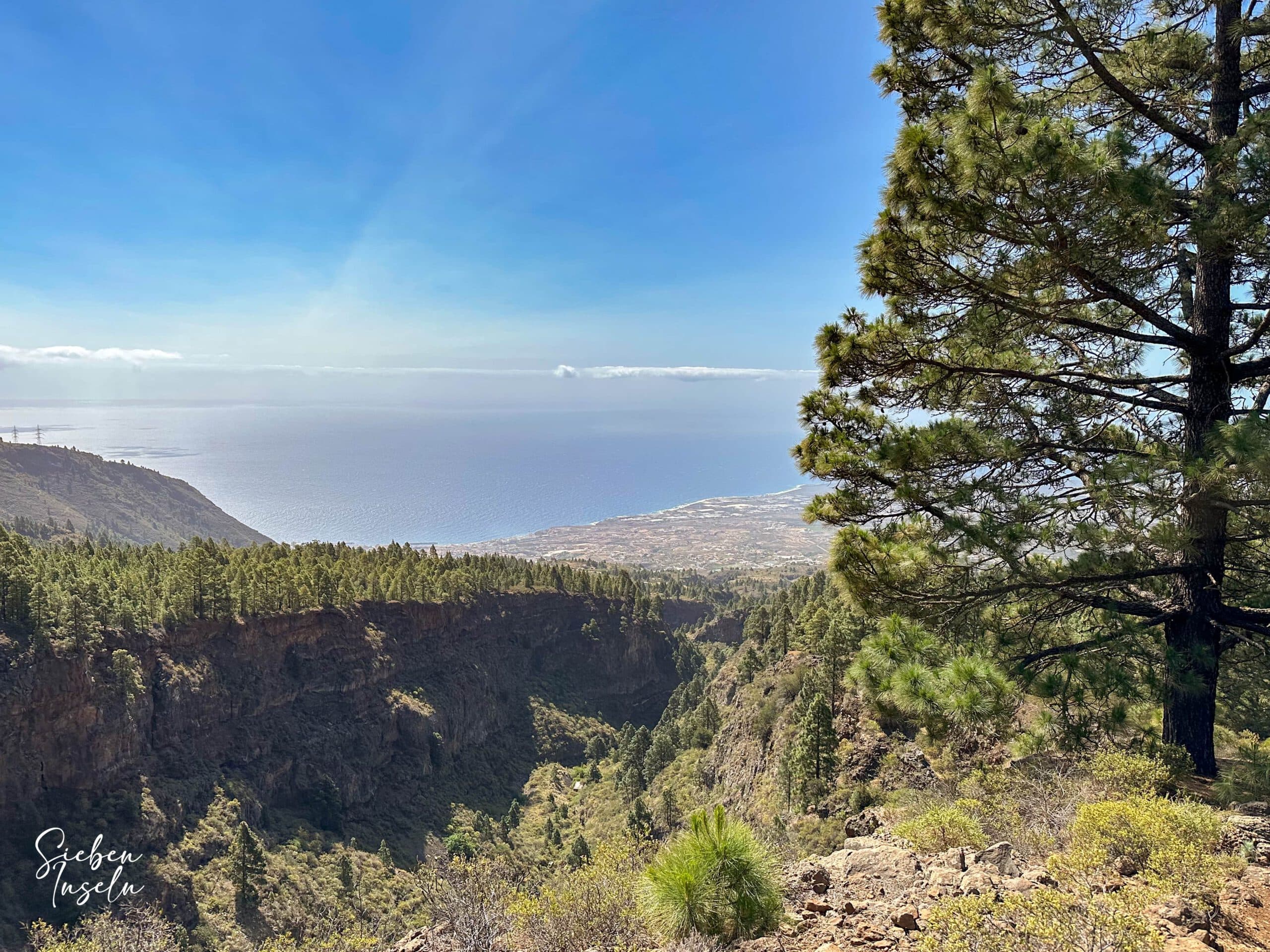 Blick vom Wanderweg hinunter in die Schluchten, auf die Ostküste und die Nachbarinsel Gran Canaria