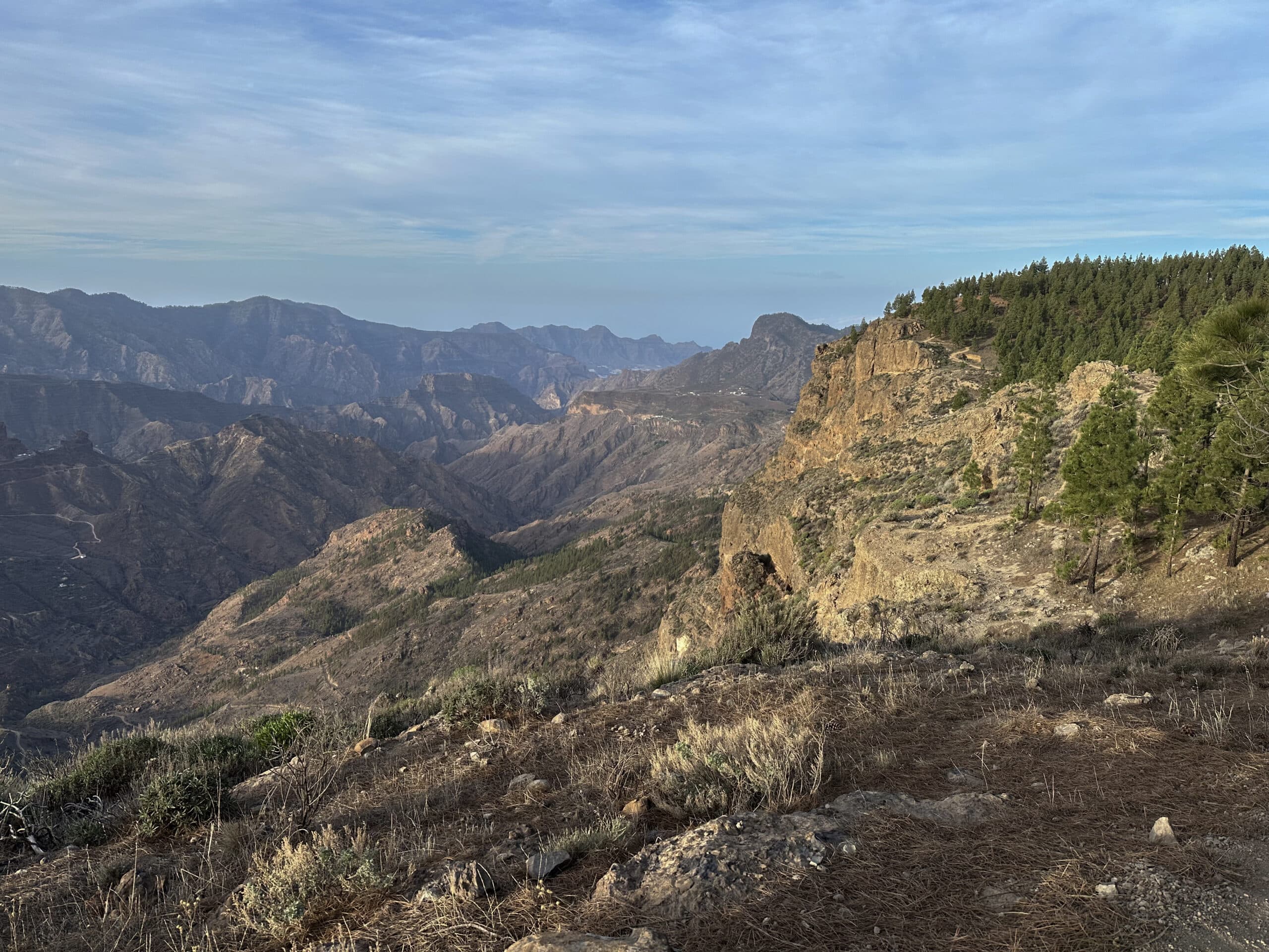Blick vom Gratweg über die Höhenzüge um Cruz de Tejeda und Artenara